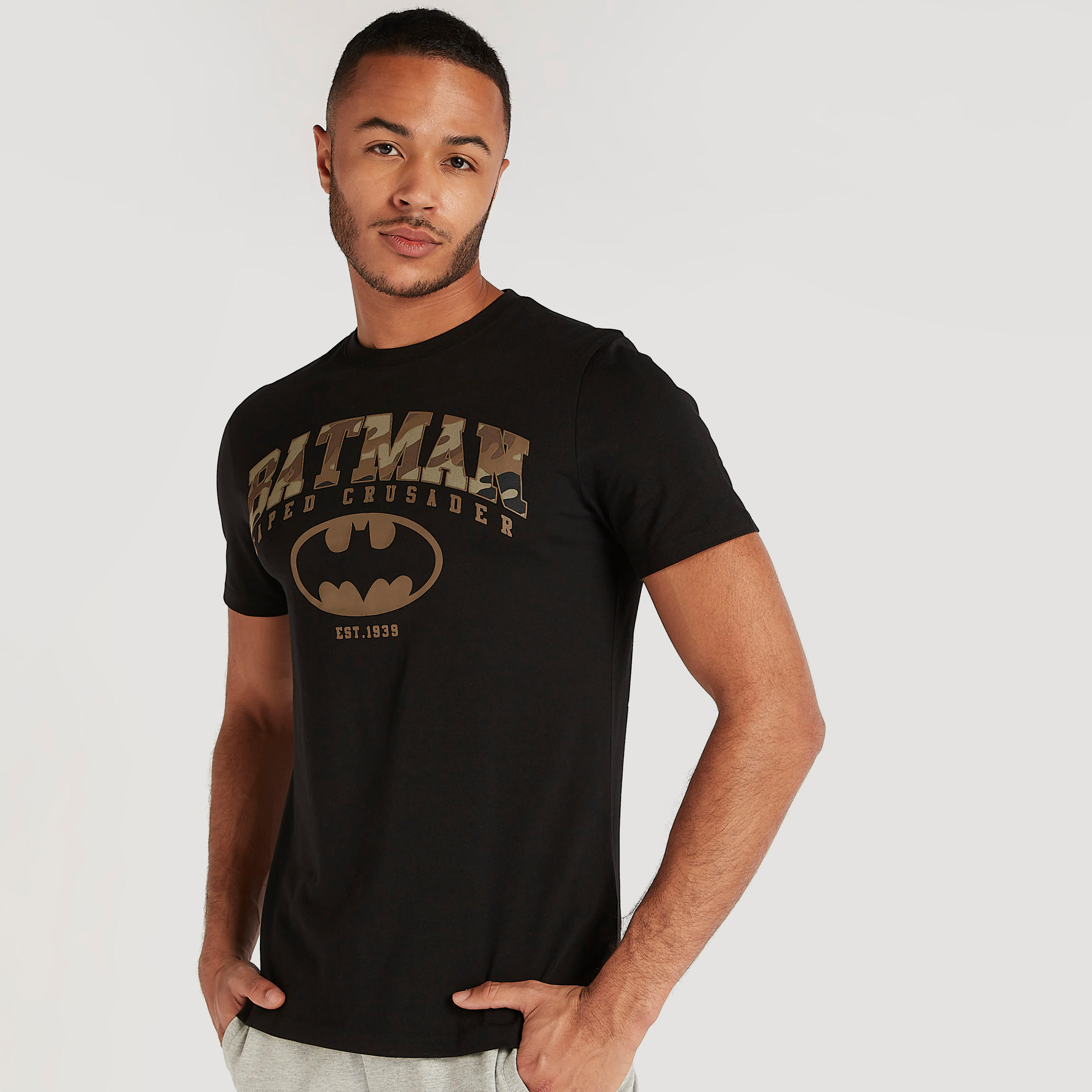 تيشيرت بياقة ضيّقة وتفاصيل مزخرفة-men-clothing-tshirtsandpolos-tshirts-image-4