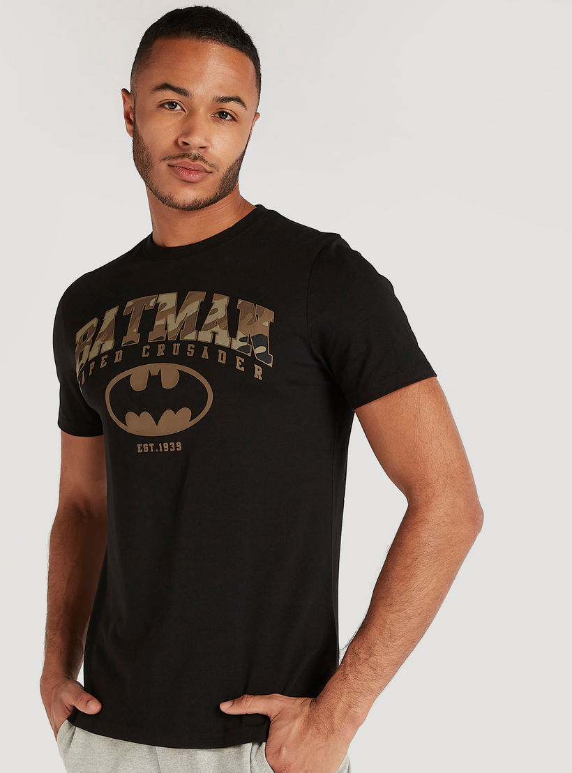تيشيرت بياقة ضيّقة وتفاصيل مزخرفة-men-clothing-tshirtsandpolos-tshirts-image-4