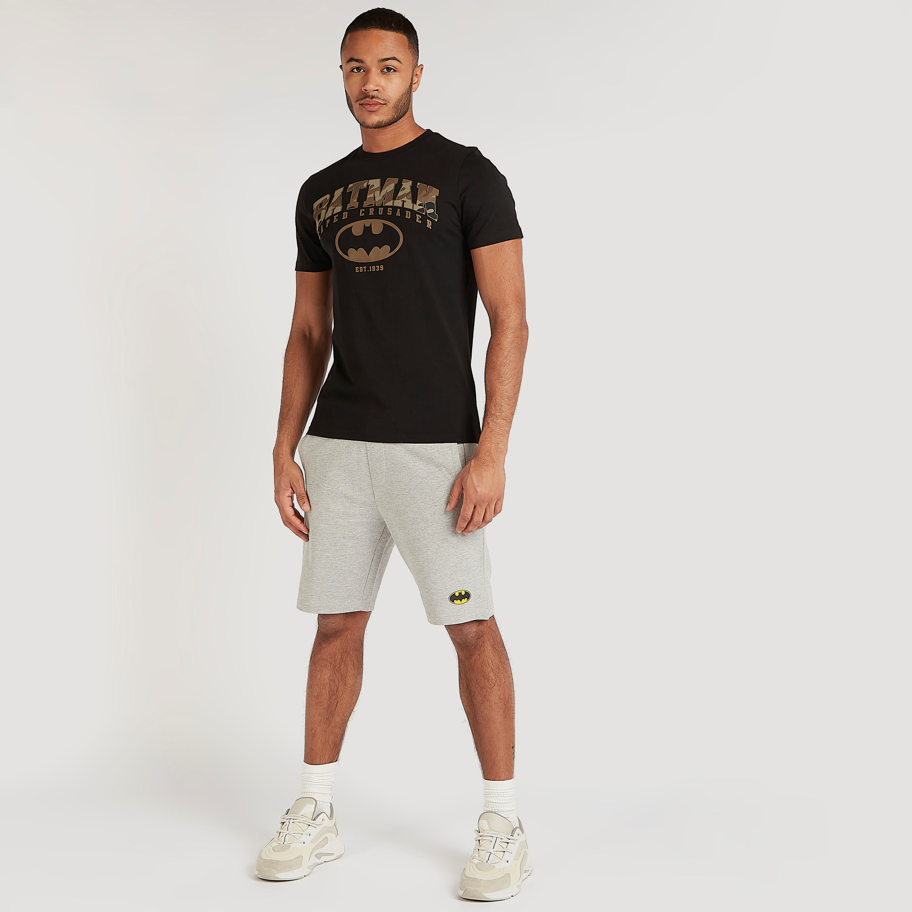 تيشيرت بياقة ضيّقة وتفاصيل مزخرفة-men-clothing-tshirtsandpolos-tshirts-image-3