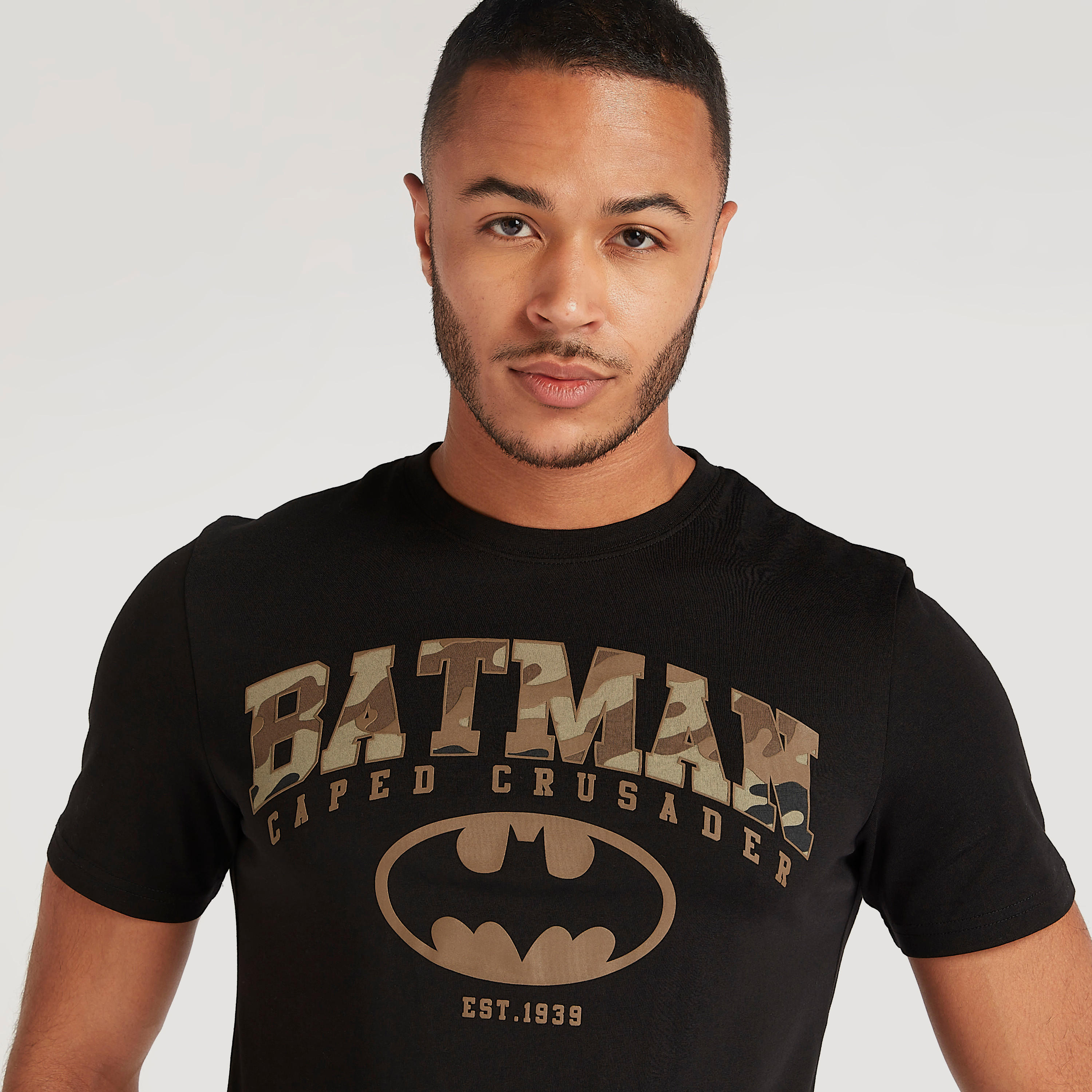 تيشيرت بياقة ضيّقة وتفاصيل مزخرفة-men-clothing-tshirtsandpolos-tshirts-image-2