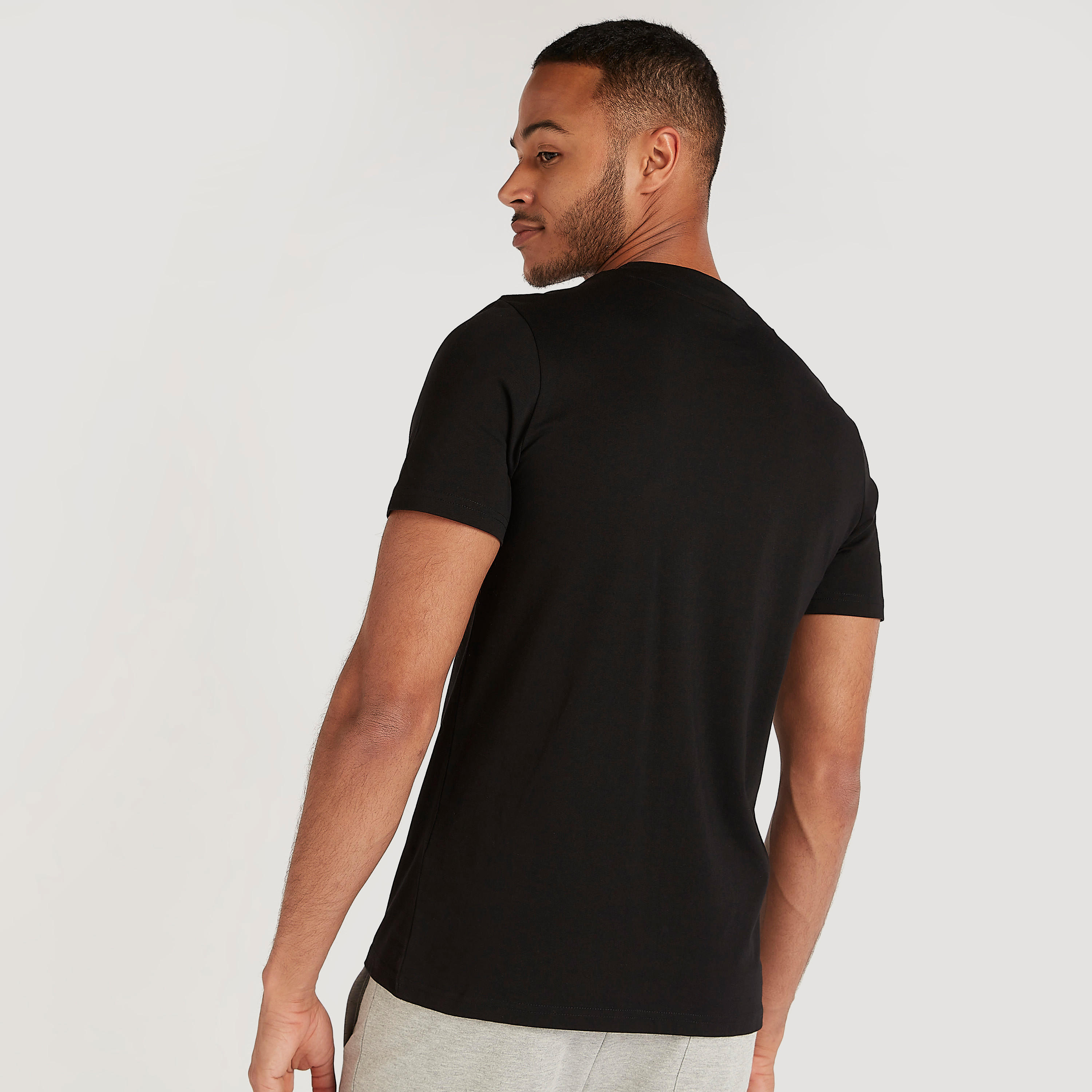 تيشيرت بياقة ضيّقة وتفاصيل مزخرفة-men-clothing-tshirtsandpolos-tshirts-image-1