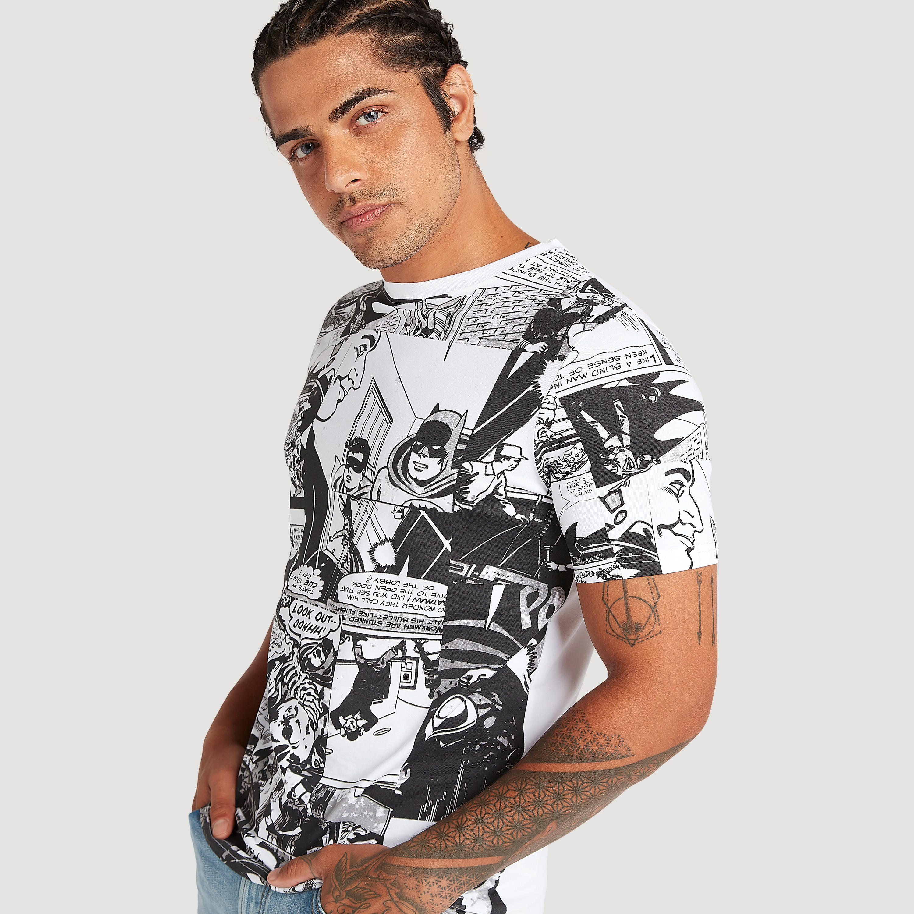 تيشيرت بياقة ضيقة وأكمام قصيرة وطبعات باتمان-men-clothing-tshirtsandpolos-tshirts-image-1