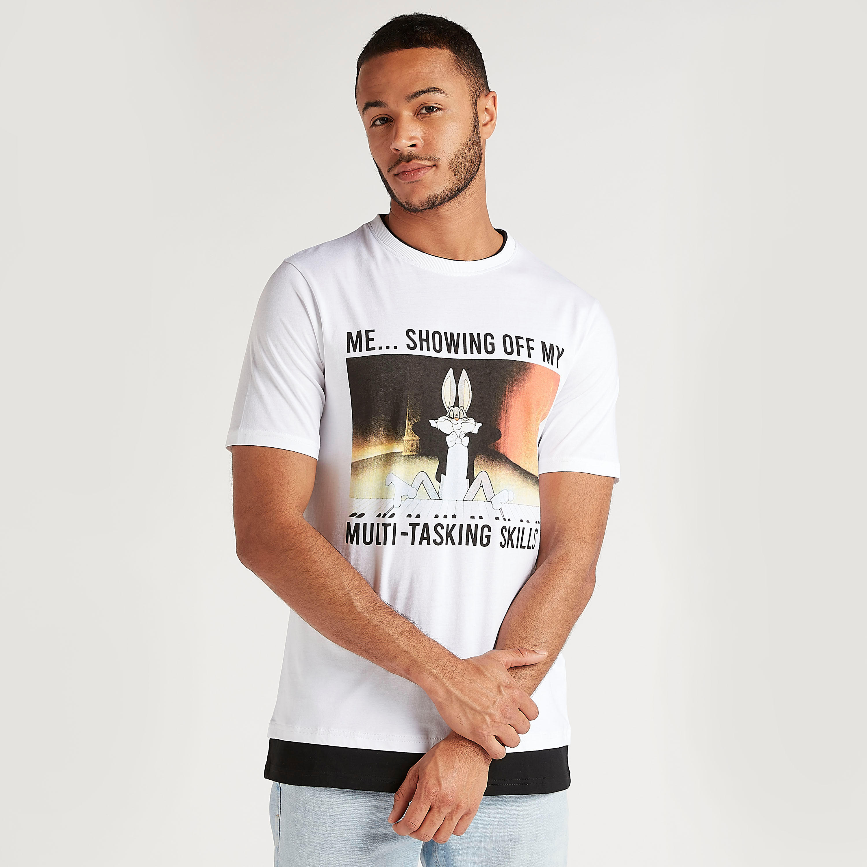 تيشيرت بياقة ضيّقة وطبعات لوني تيونز-men-clothing-tshirtsandpolos-tshirts-image-1
