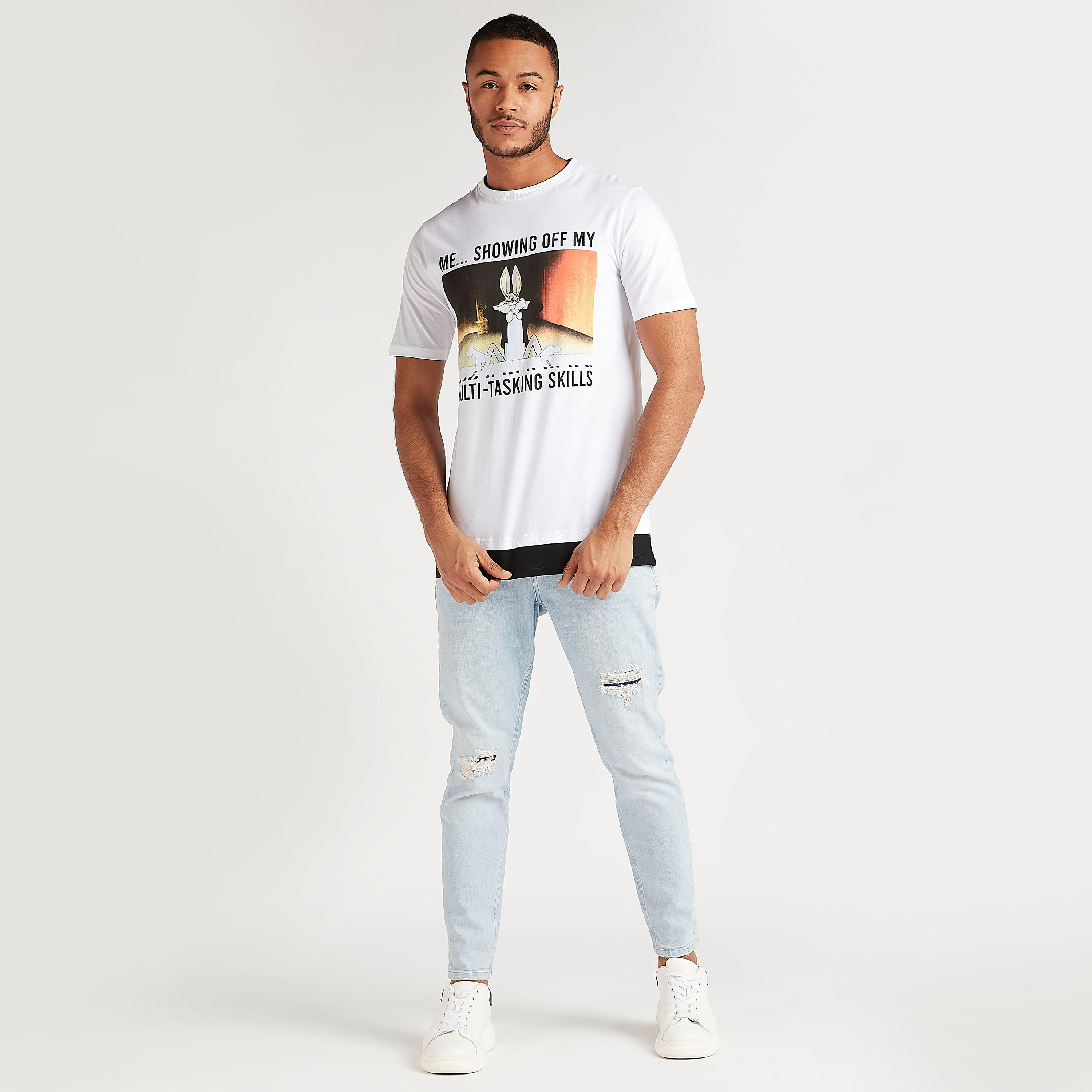 تيشيرت بياقة ضيّقة وطبعات لوني تيونز-men-clothing-tshirtsandpolos-tshirts-image-2