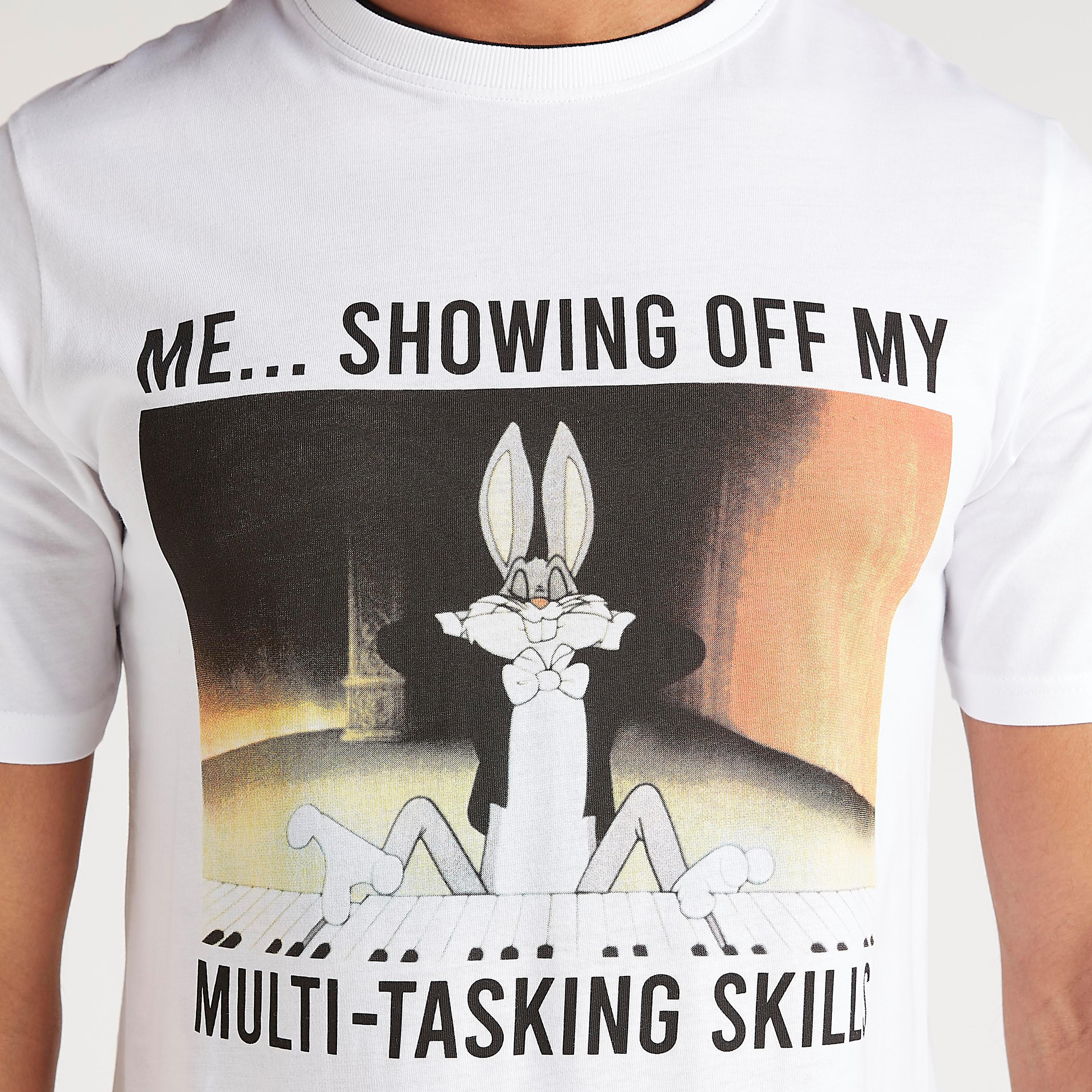 تيشيرت بياقة ضيّقة وطبعات لوني تيونز-men-clothing-tshirtsandpolos-tshirts-image-3