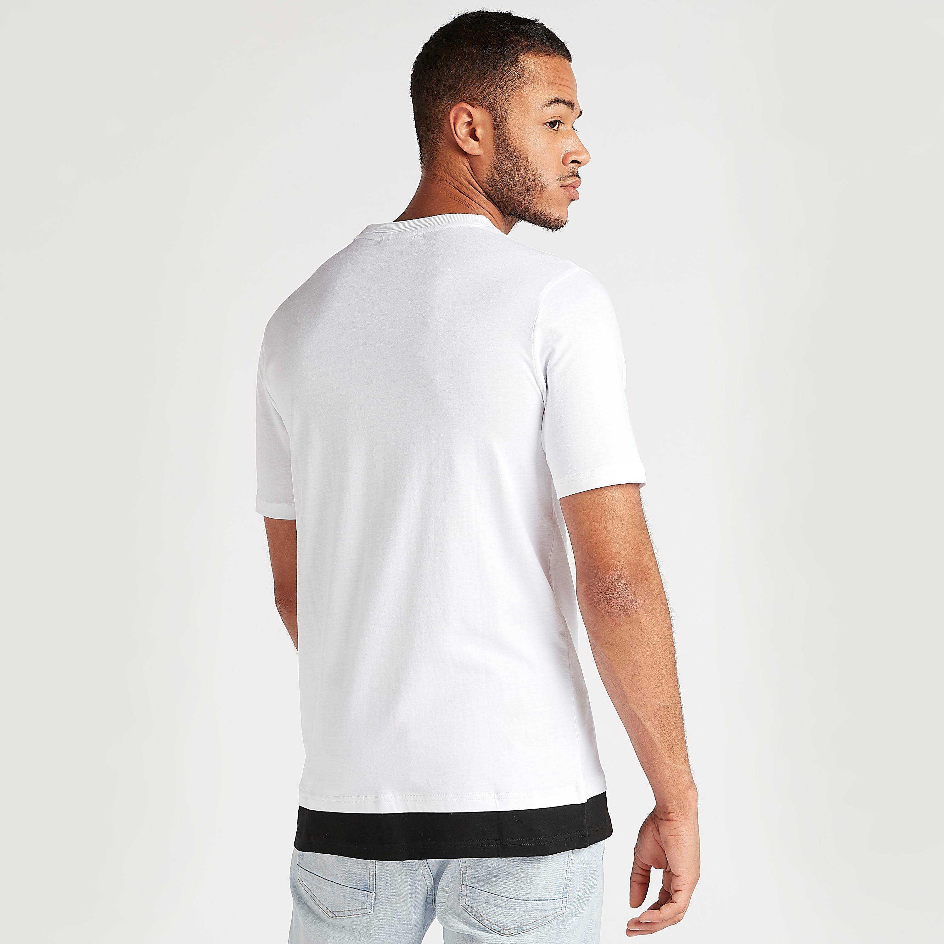 تيشيرت بياقة ضيّقة وطبعات لوني تيونز-men-clothing-tshirtsandpolos-tshirts-image-4