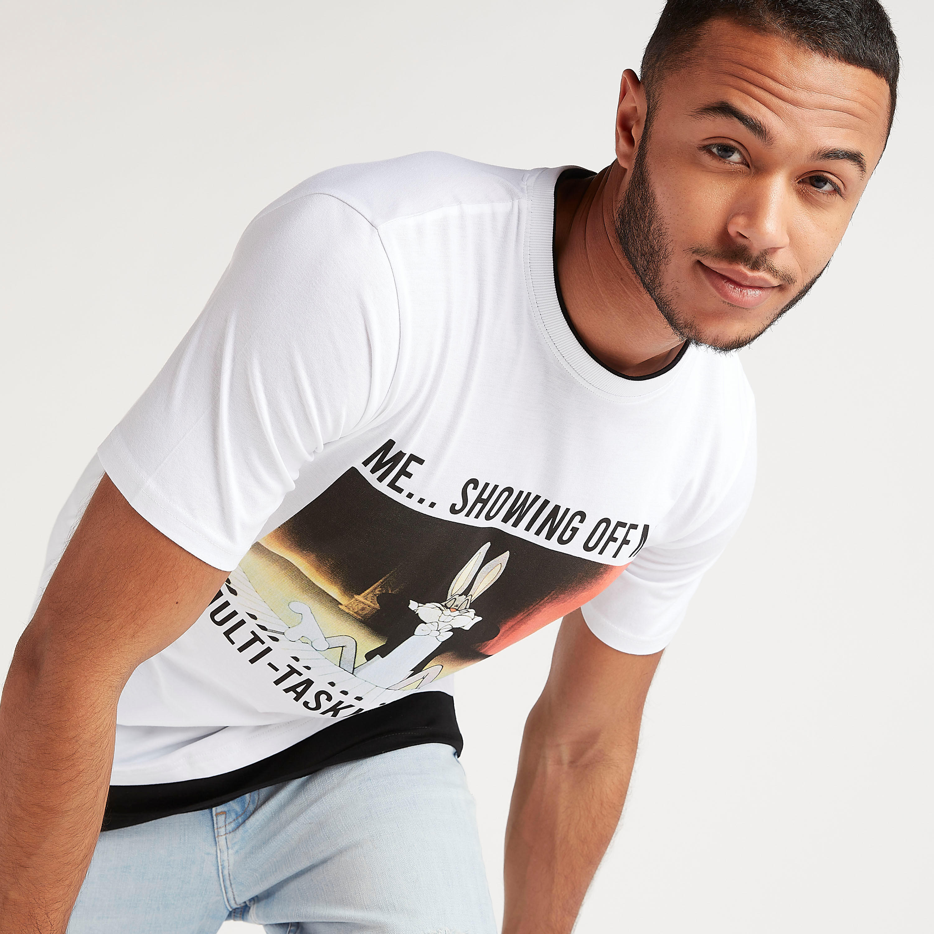 تيشيرت بياقة ضيّقة وطبعات لوني تيونز-men-clothing-tshirtsandpolos-tshirts-image-5