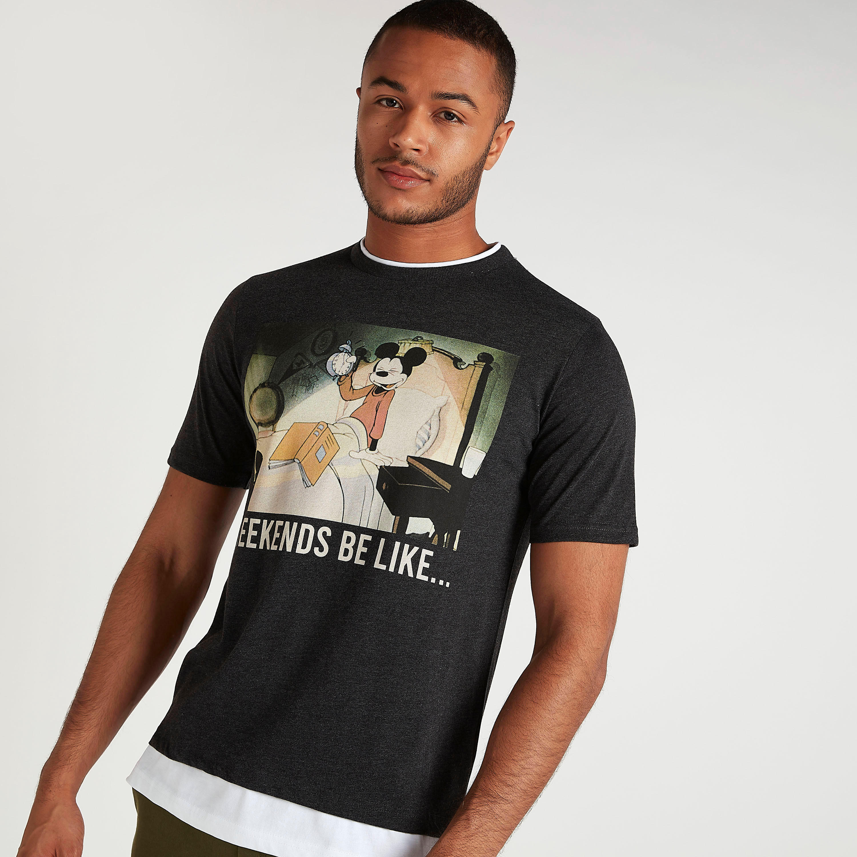 تيشيرت بياقة ضيّقة وأكمام قصيرة وطبعات ميكي ماوس-men-clothing-tshirtsandpolos-tshirts-image-1