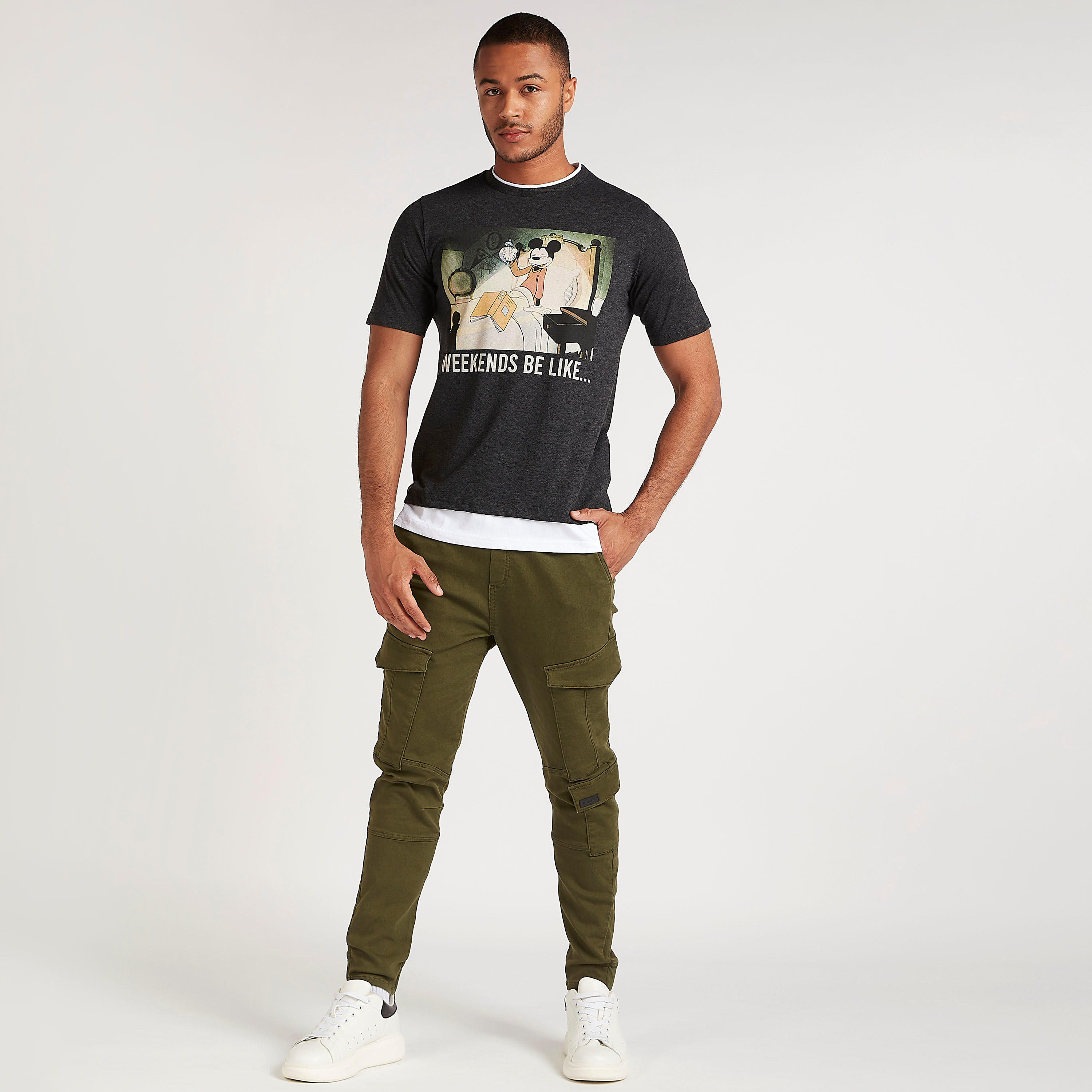 تيشيرت بياقة ضيّقة وأكمام قصيرة وطبعات ميكي ماوس-men-clothing-tshirtsandpolos-tshirts-image-2