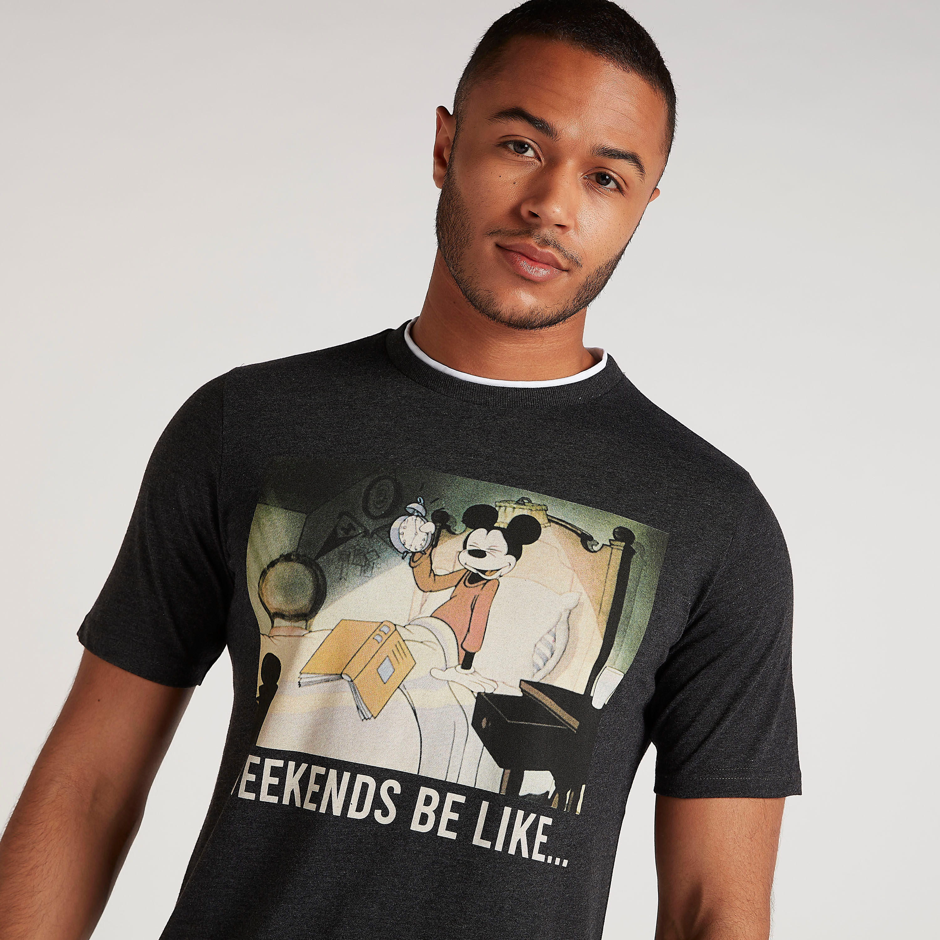 تيشيرت بياقة ضيّقة وأكمام قصيرة وطبعات ميكي ماوس-men-clothing-tshirtsandpolos-tshirts-image-3