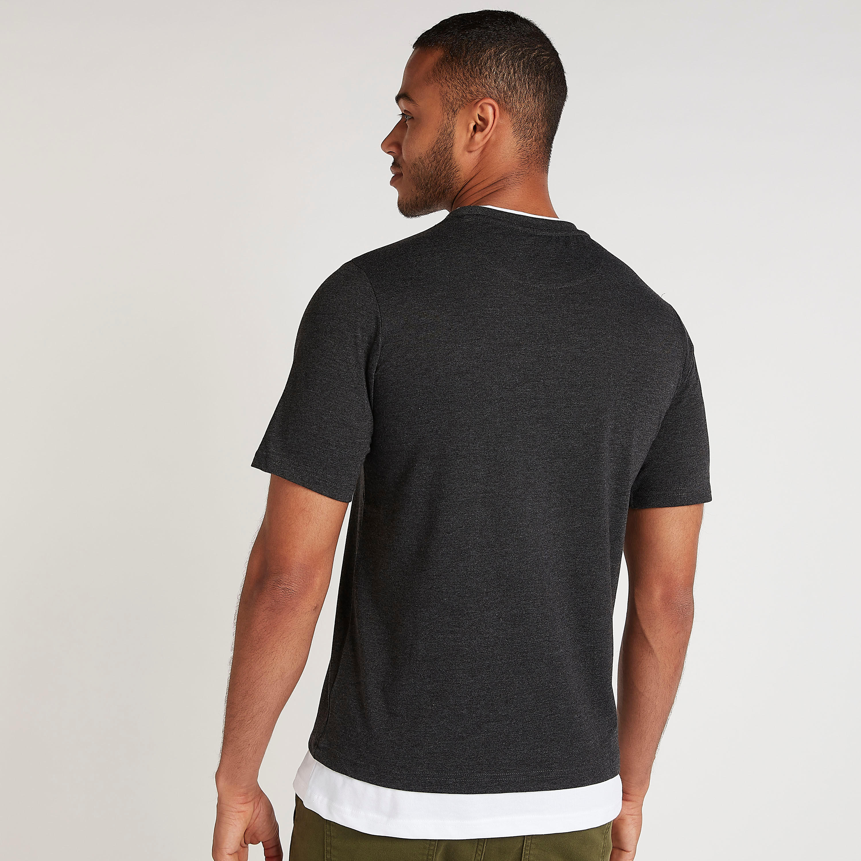 تيشيرت بياقة ضيّقة وأكمام قصيرة وطبعات ميكي ماوس-men-clothing-tshirtsandpolos-tshirts-image-4