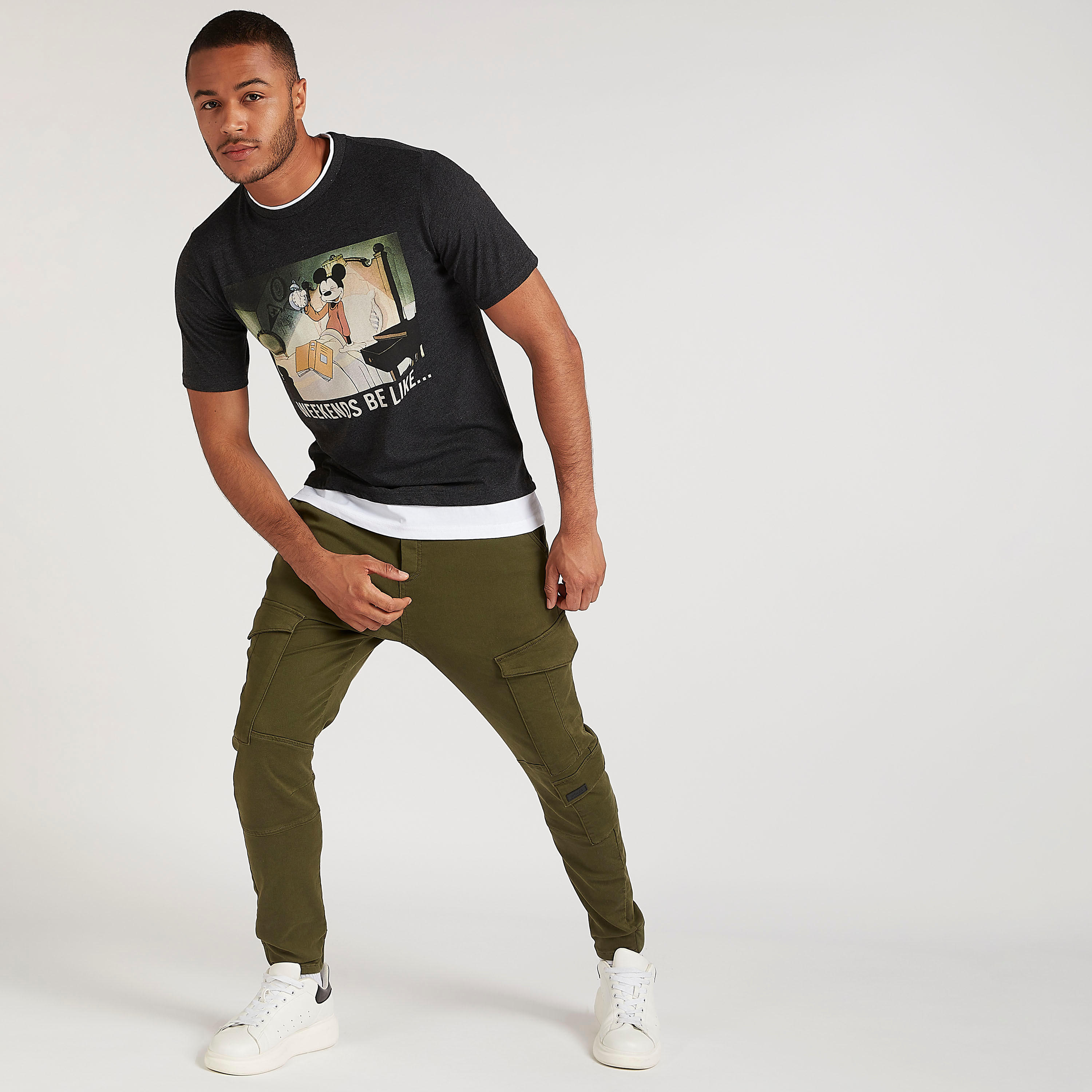 تيشيرت بياقة ضيّقة وأكمام قصيرة وطبعات ميكي ماوس-men-clothing-tshirtsandpolos-tshirts-image-5