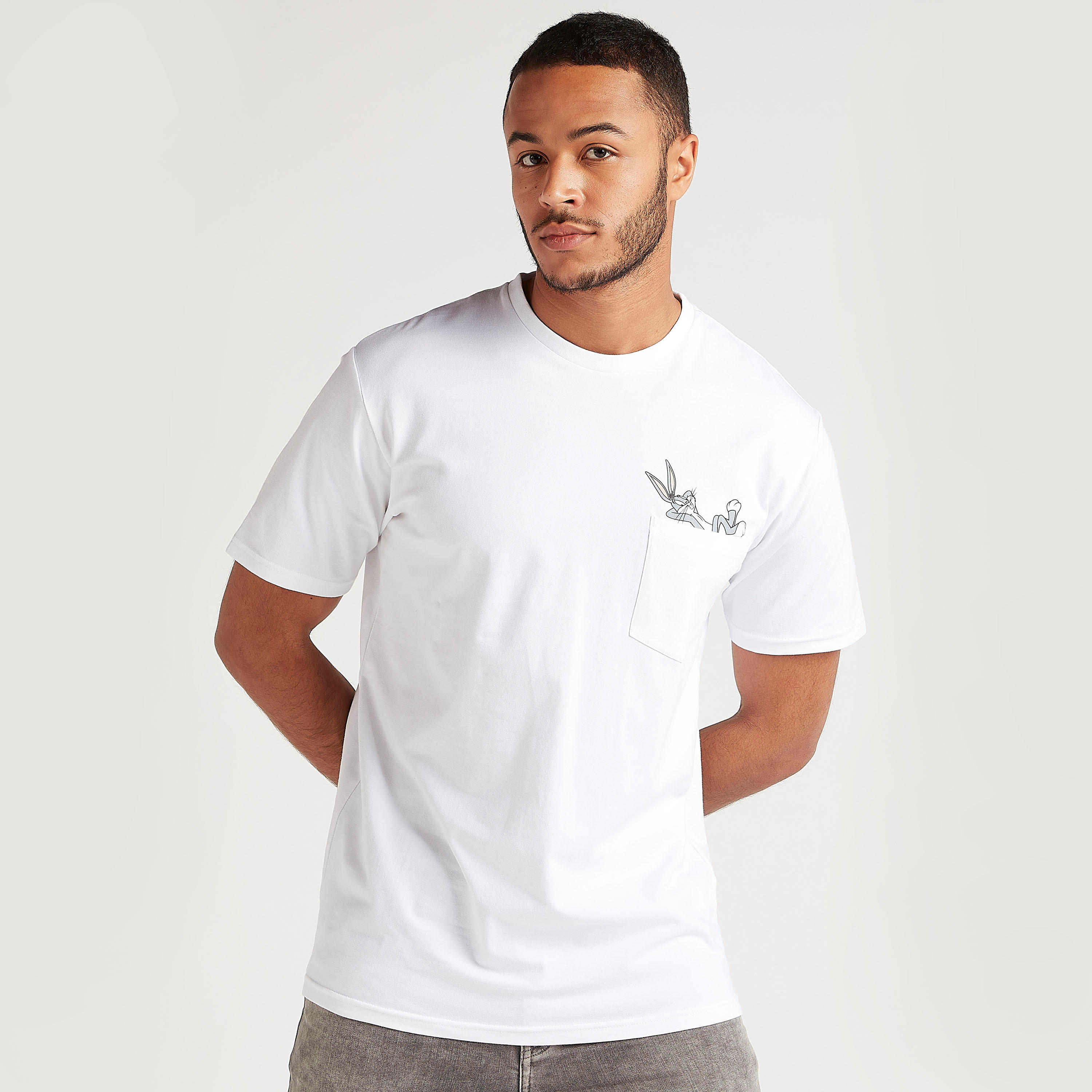 تيشيرت بياقة ضيّقة وطبعات لوني تيونز-men-clothing-tshirtsandpolos-tshirts-image-1