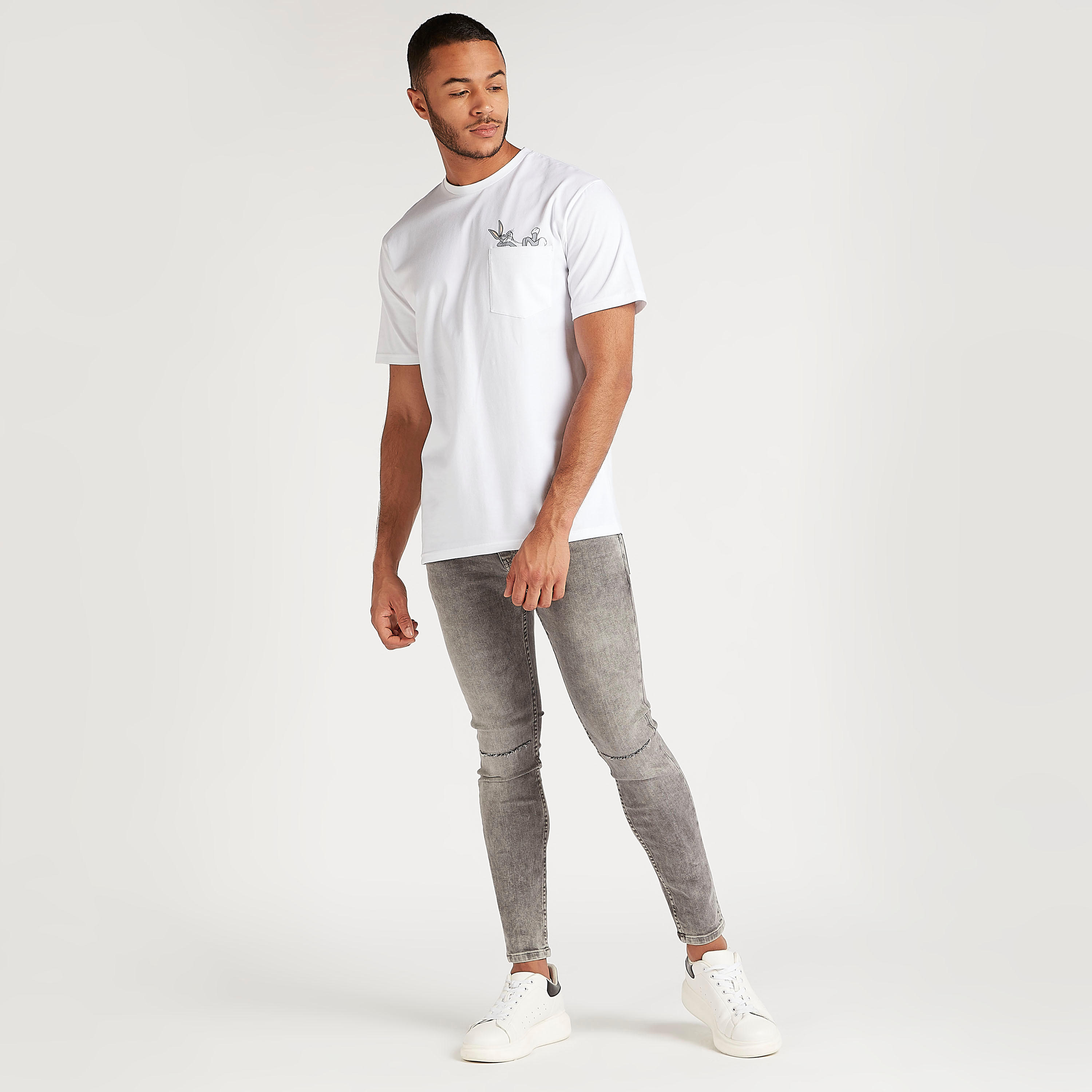 تيشيرت بياقة ضيّقة وطبعات لوني تيونز-men-clothing-tshirtsandpolos-tshirts-image-2