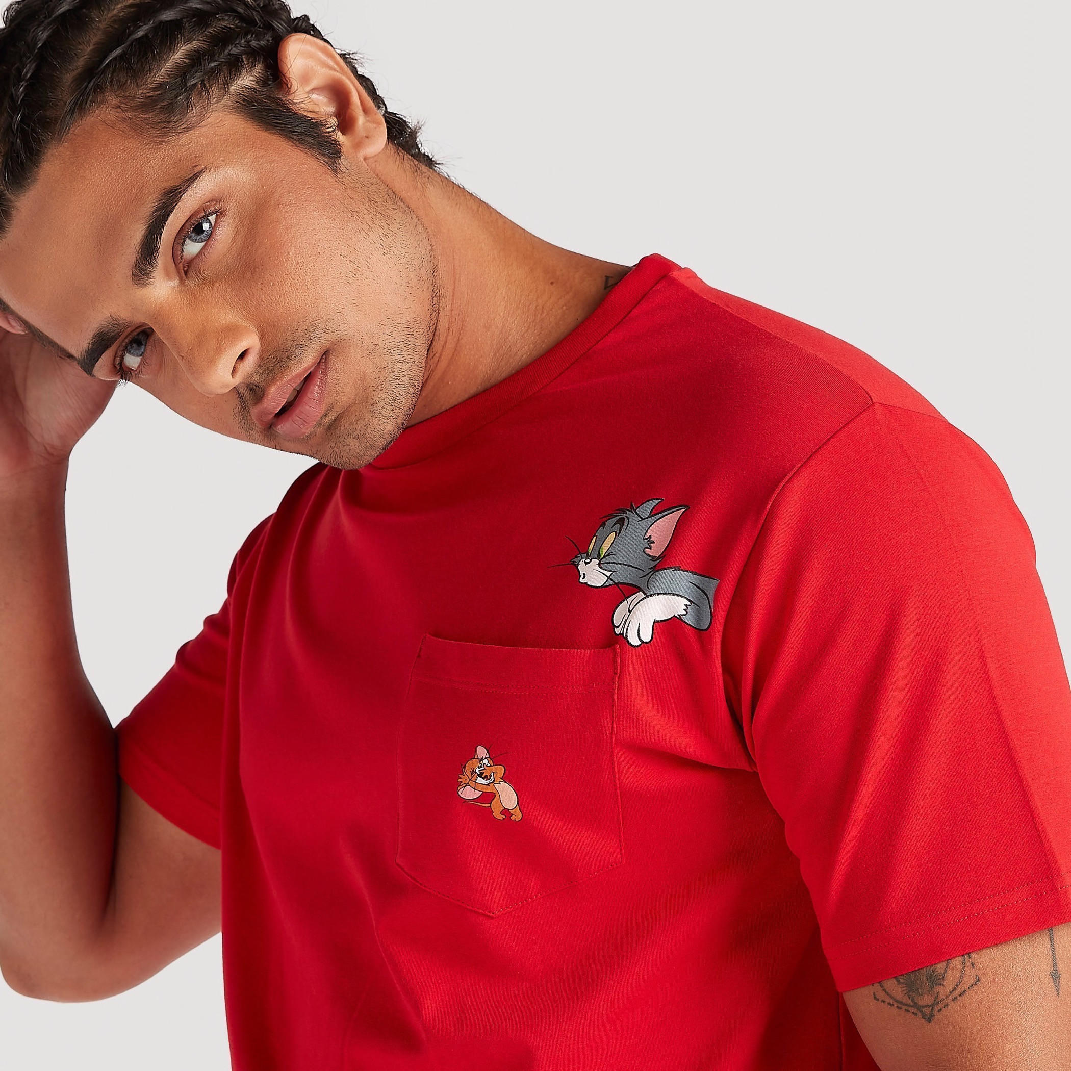 تيشيرت بياقة ضيّقة وأكمام قصيرة وطبعات توم آند جيري-men-clothing-tshirtsandpolos-tshirts-image-3