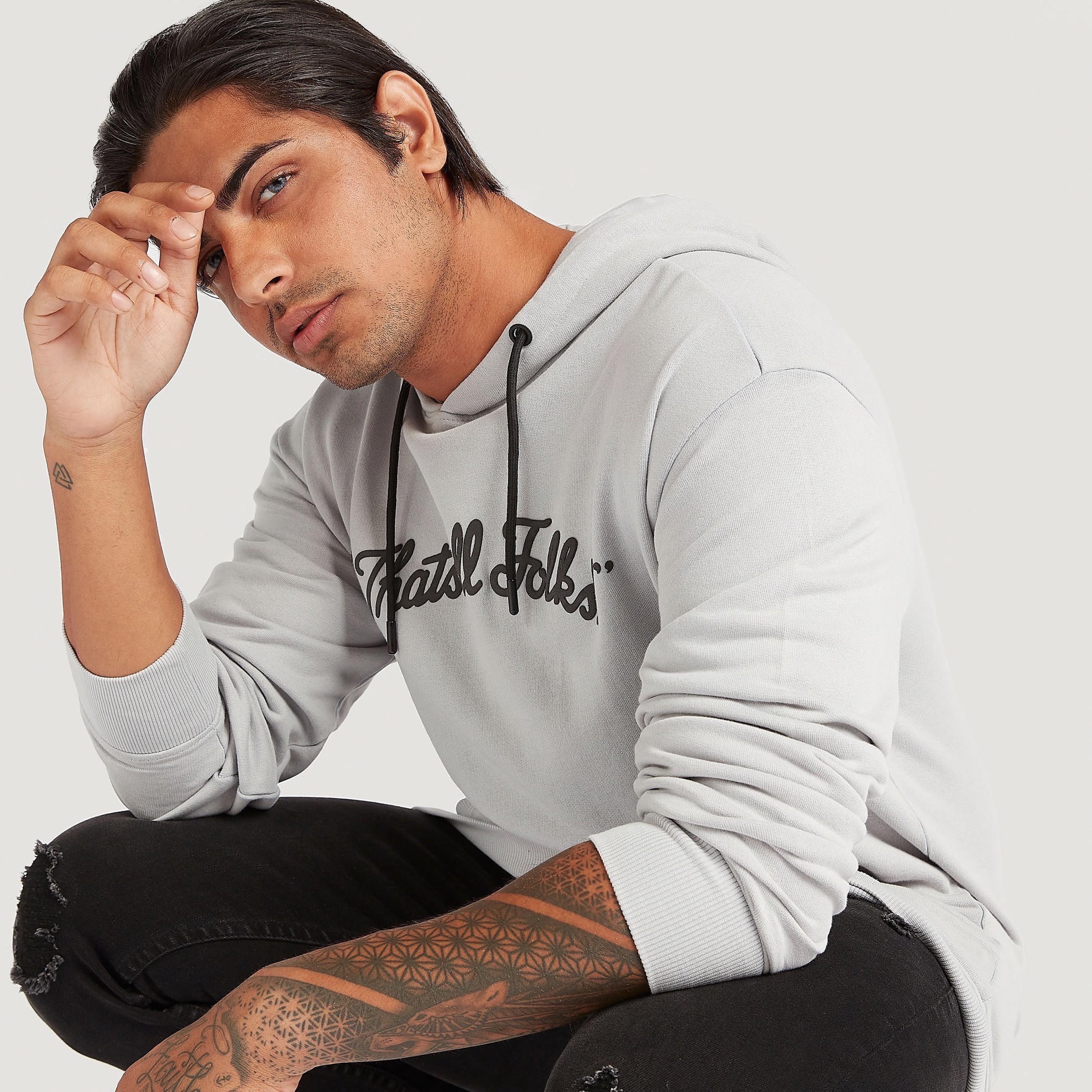 سويت شيرت بقبّعة وطبعات تايبوجرافيك وأكمام طويلة-men-winterwear-hoodiesandsweatshirts-image-1
