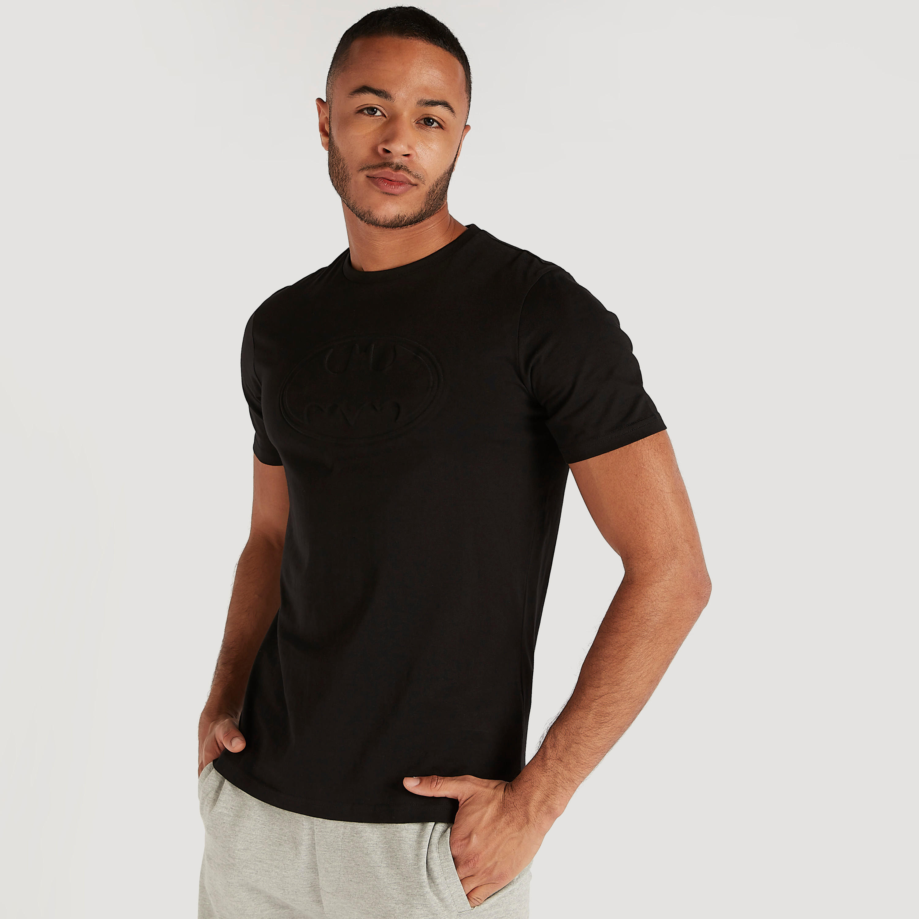 تيشيرت بياقة ضيقة وأكمام قصيرة ونقوش شعار باتمان-men-clothing-tshirtsandpolos-tshirts-image-6