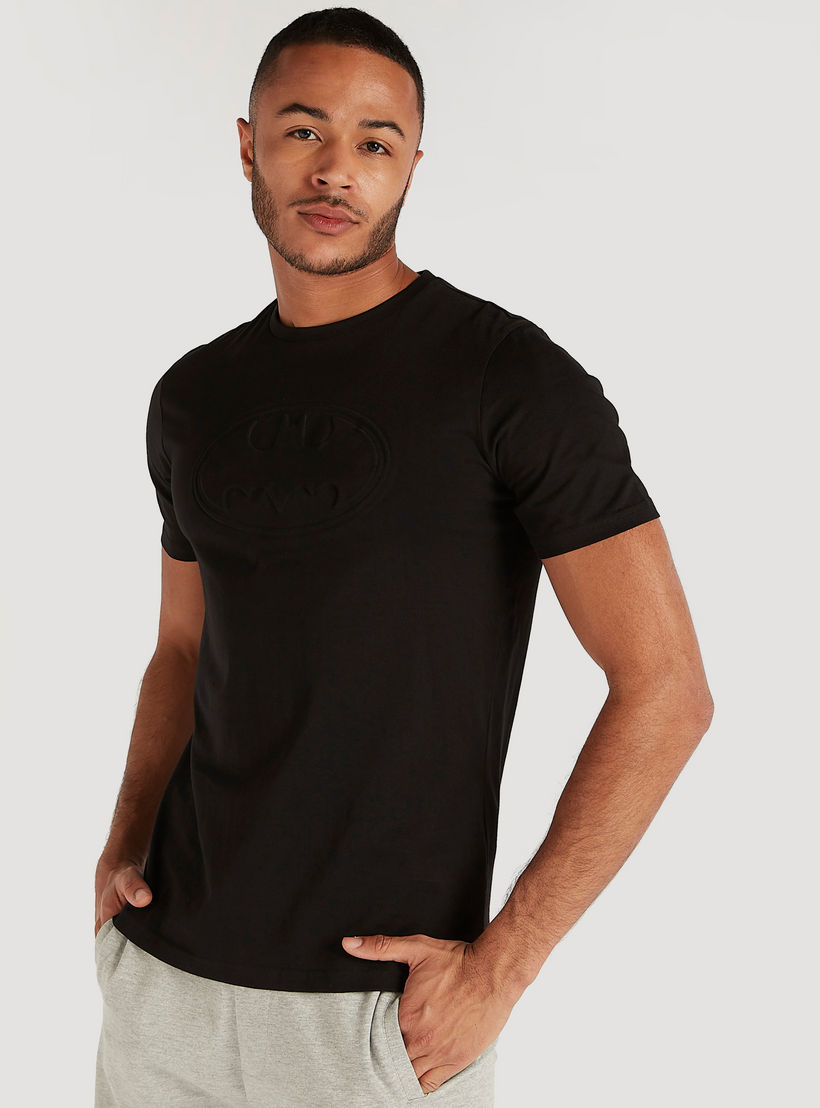 تيشيرت بياقة ضيقة وأكمام قصيرة ونقوش شعار باتمان-men-clothing-tshirtsandpolos-tshirts-image-6