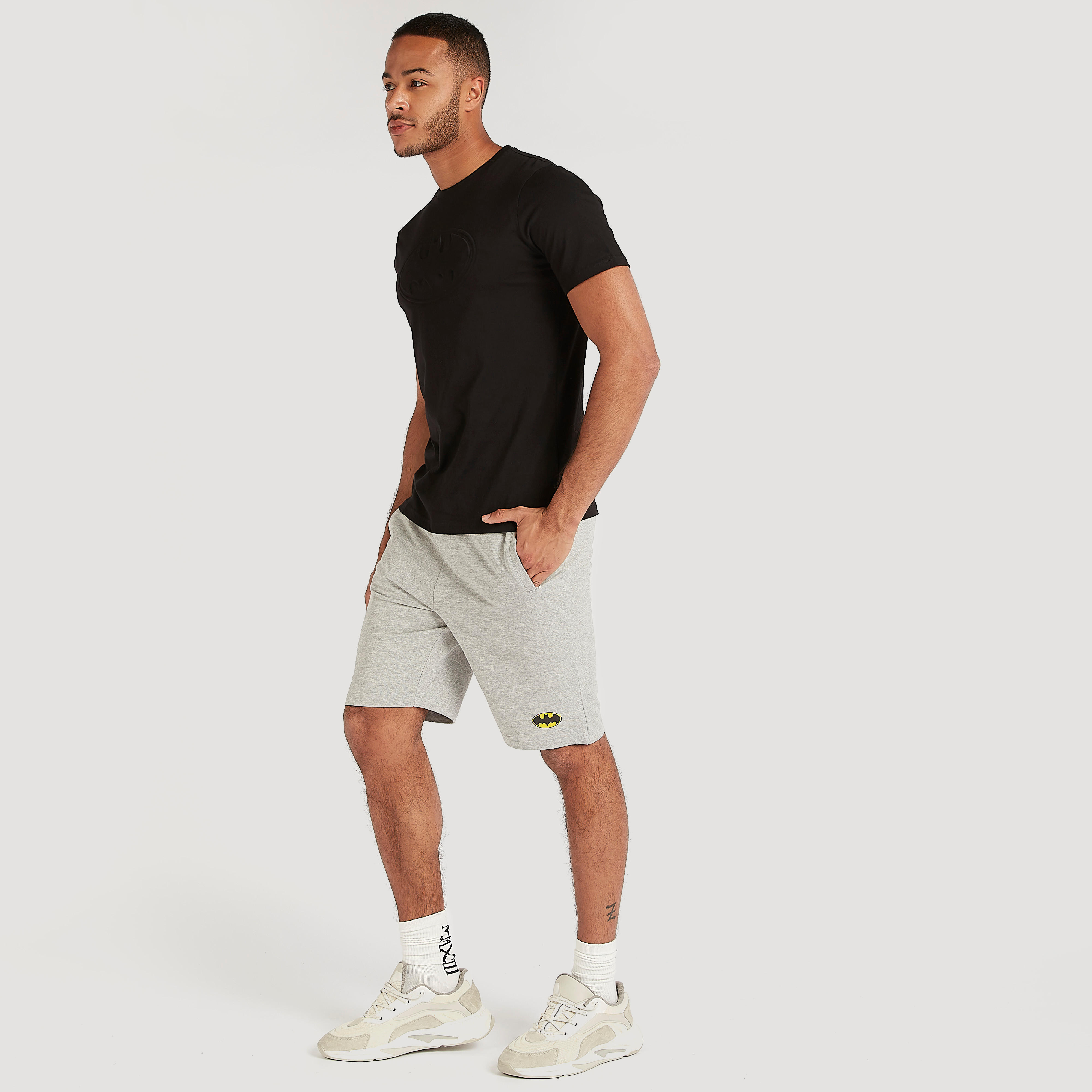 تيشيرت بياقة ضيقة وأكمام قصيرة ونقوش شعار باتمان-men-clothing-tshirtsandpolos-tshirts-image-5