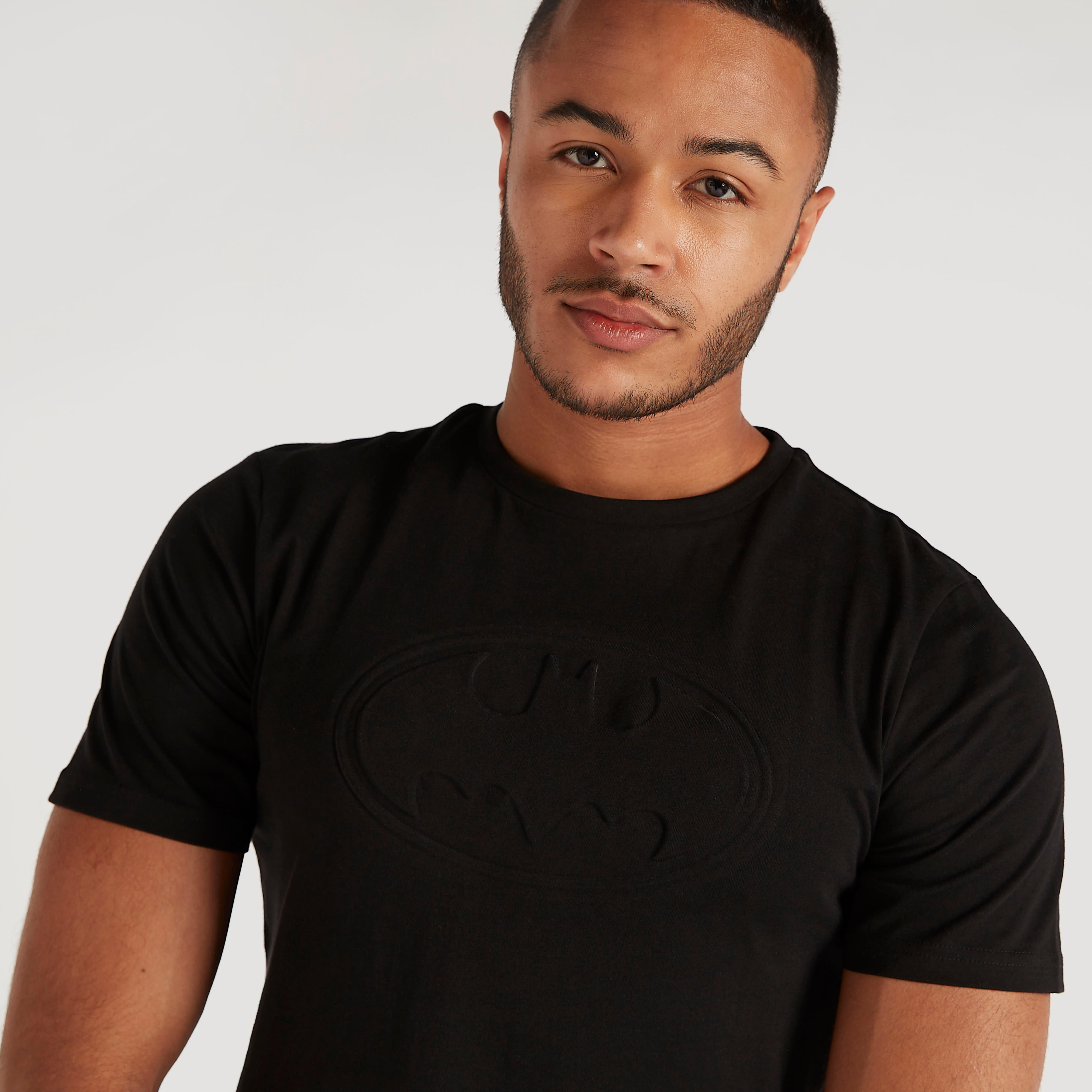تيشيرت بياقة ضيقة وأكمام قصيرة ونقوش شعار باتمان-men-clothing-tshirtsandpolos-tshirts-image-4