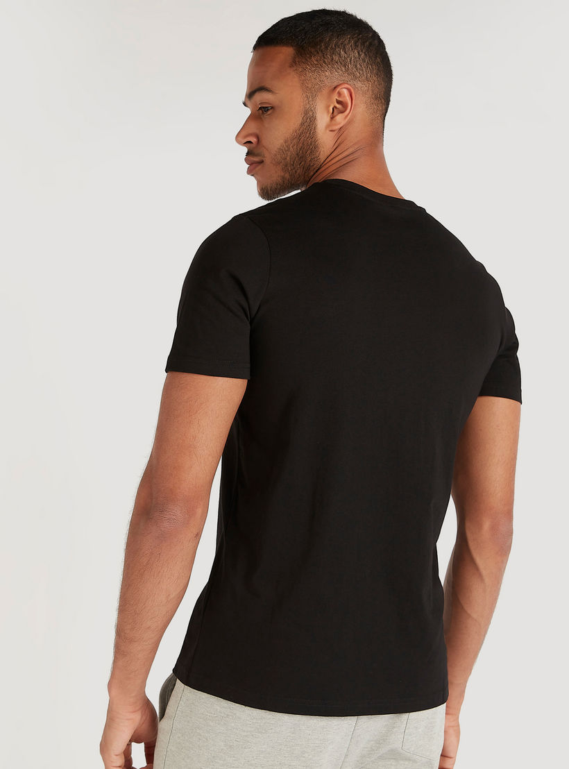 تيشيرت بياقة ضيقة وأكمام قصيرة ونقوش شعار باتمان-men-clothing-tshirtsandpolos-tshirts-image-3