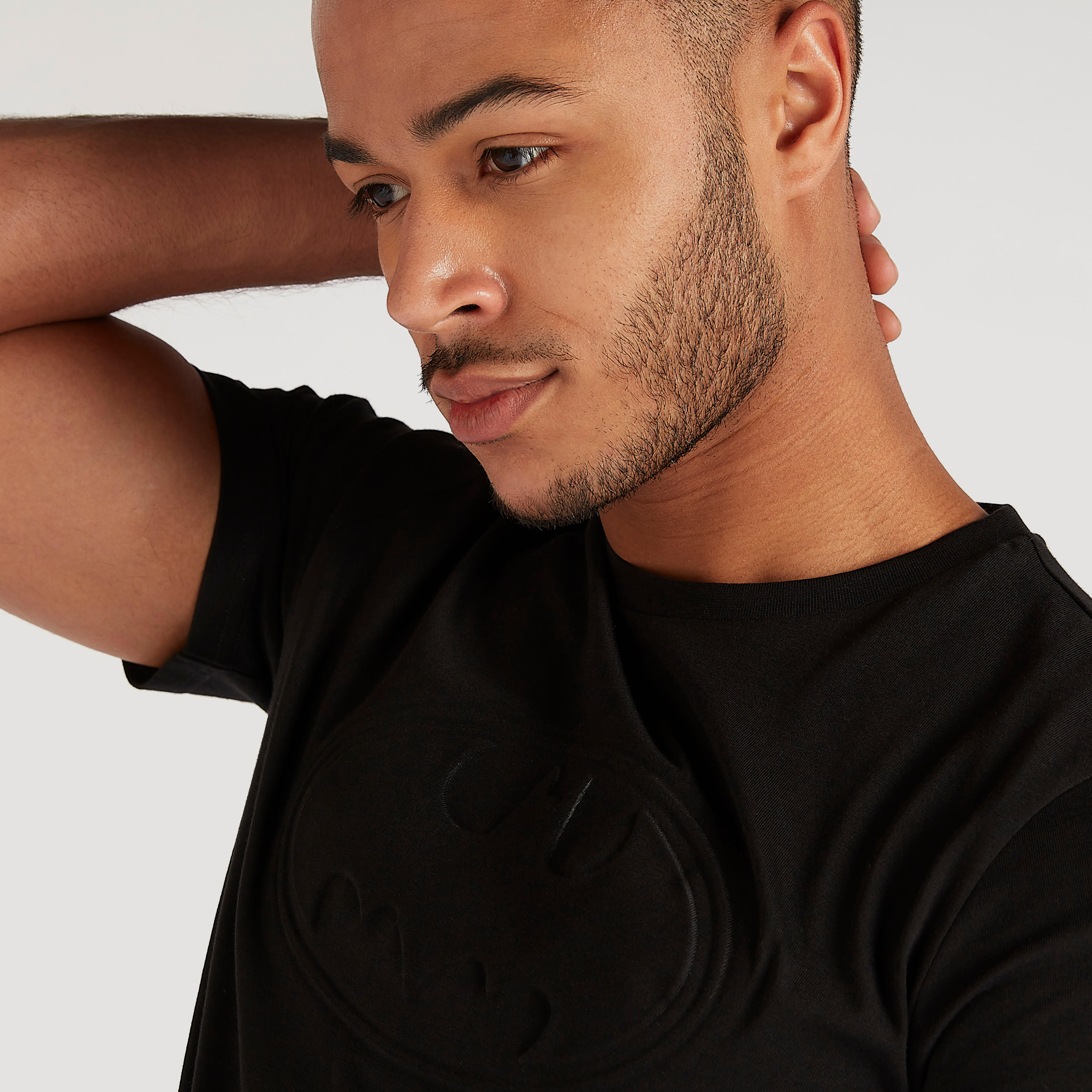 تيشيرت بياقة ضيقة وأكمام قصيرة ونقوش شعار باتمان-men-clothing-tshirtsandpolos-tshirts-image-2