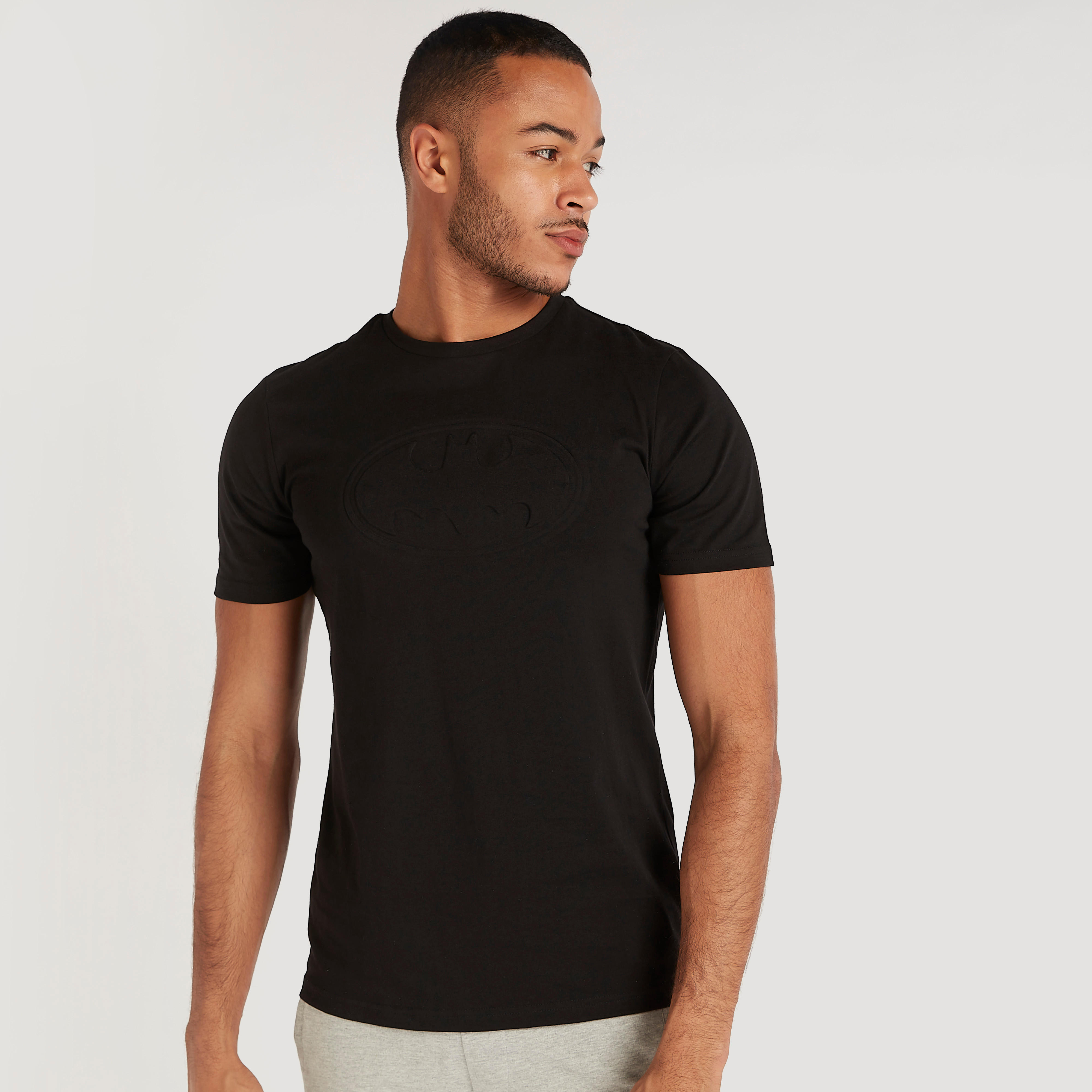 تيشيرت بياقة ضيقة وأكمام قصيرة ونقوش شعار باتمان-men-clothing-tshirtsandpolos-tshirts-image-1