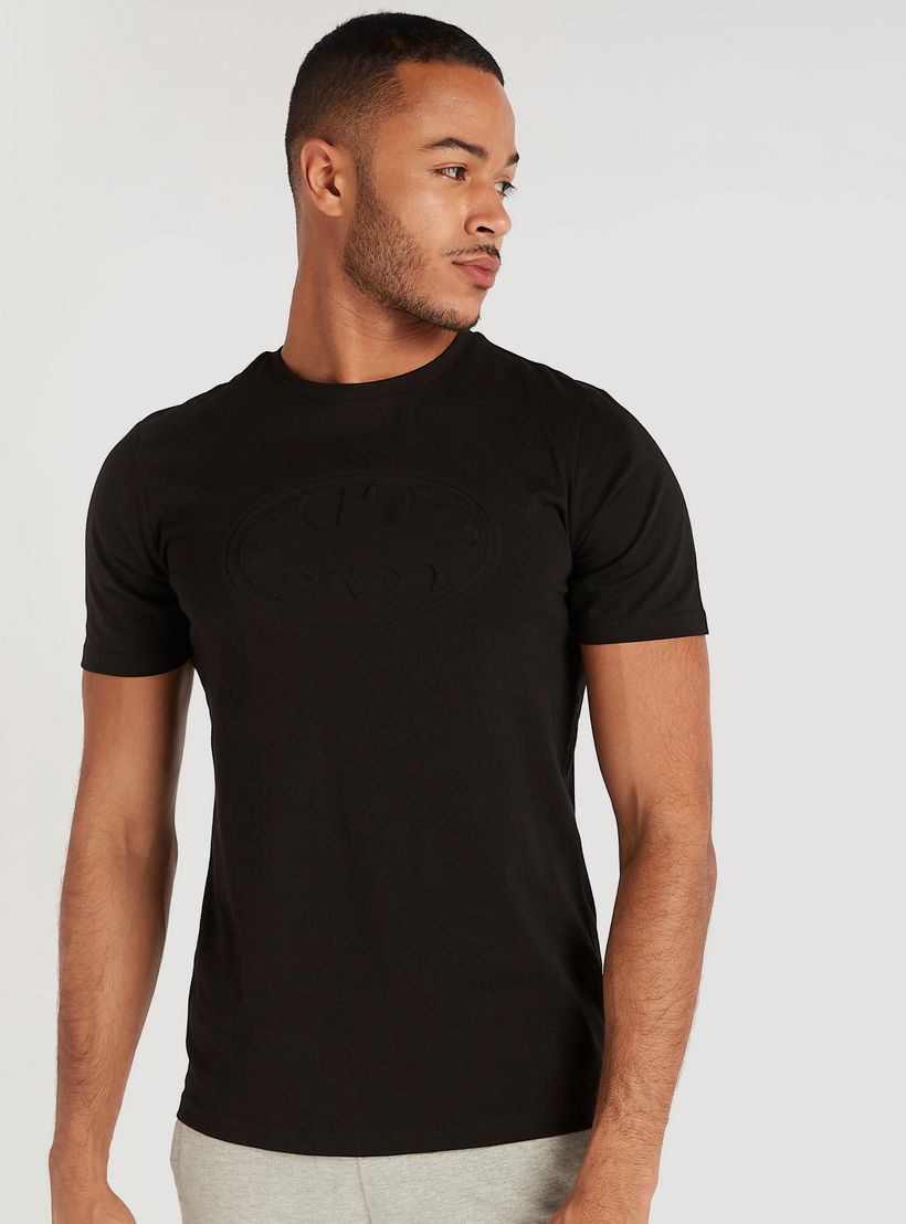 تيشيرت بياقة ضيقة وأكمام قصيرة ونقوش شعار باتمان-men-clothing-tshirtsandpolos-tshirts-image-1