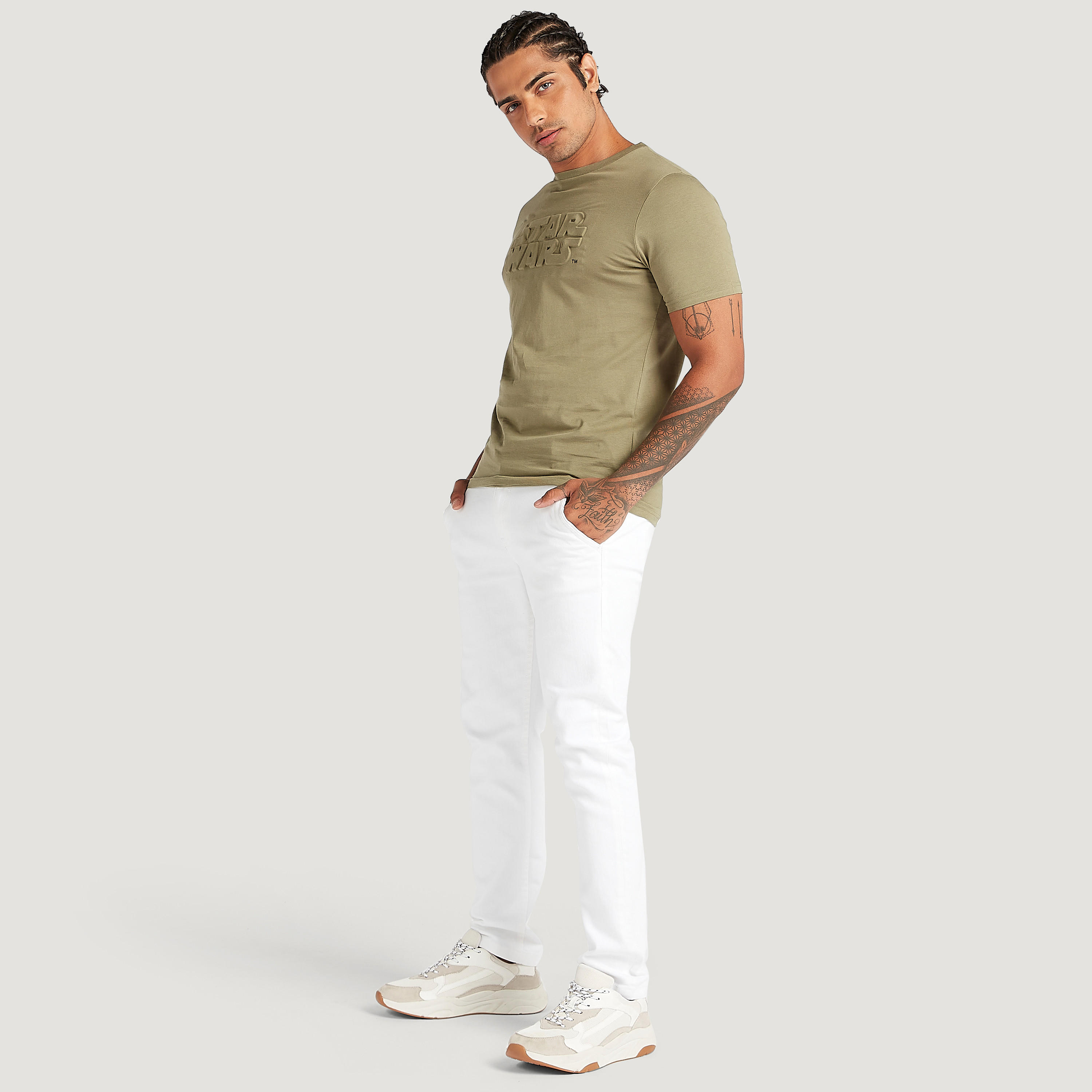 تيشيرت بياقة ضيّقة وأكمام قصيرة ونقوش ستار وورز-men-clothing-tshirtsandpolos-tshirts-image-2