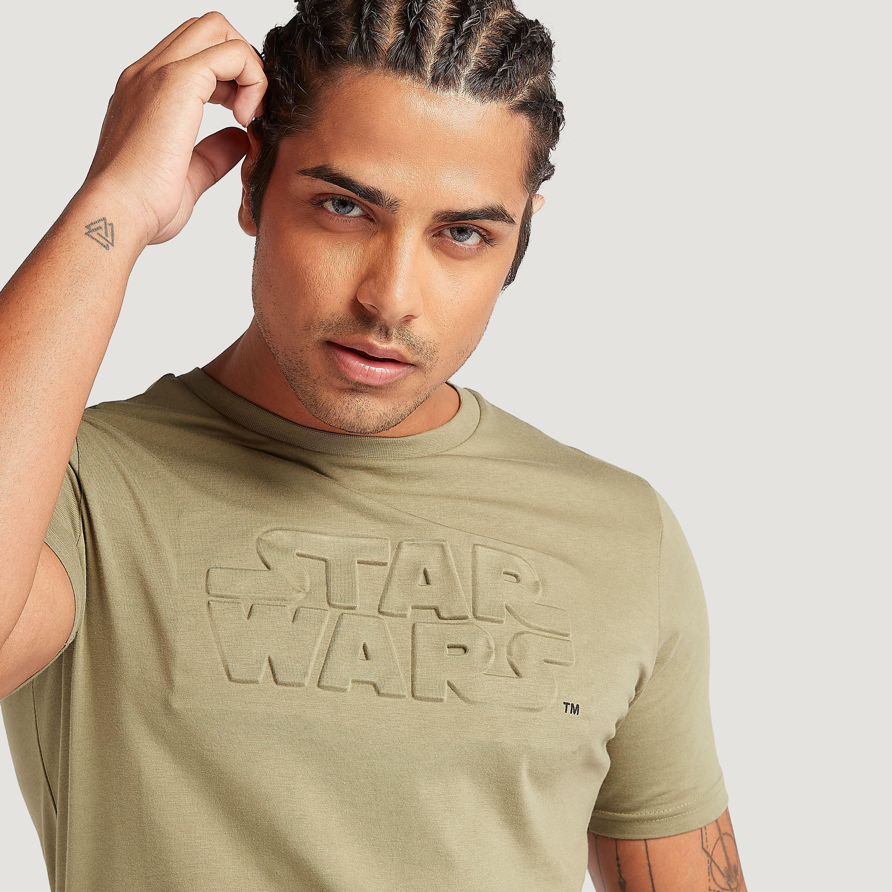 تيشيرت بياقة ضيّقة وأكمام قصيرة ونقوش ستار وورز-men-clothing-tshirtsandpolos-tshirts-image-3