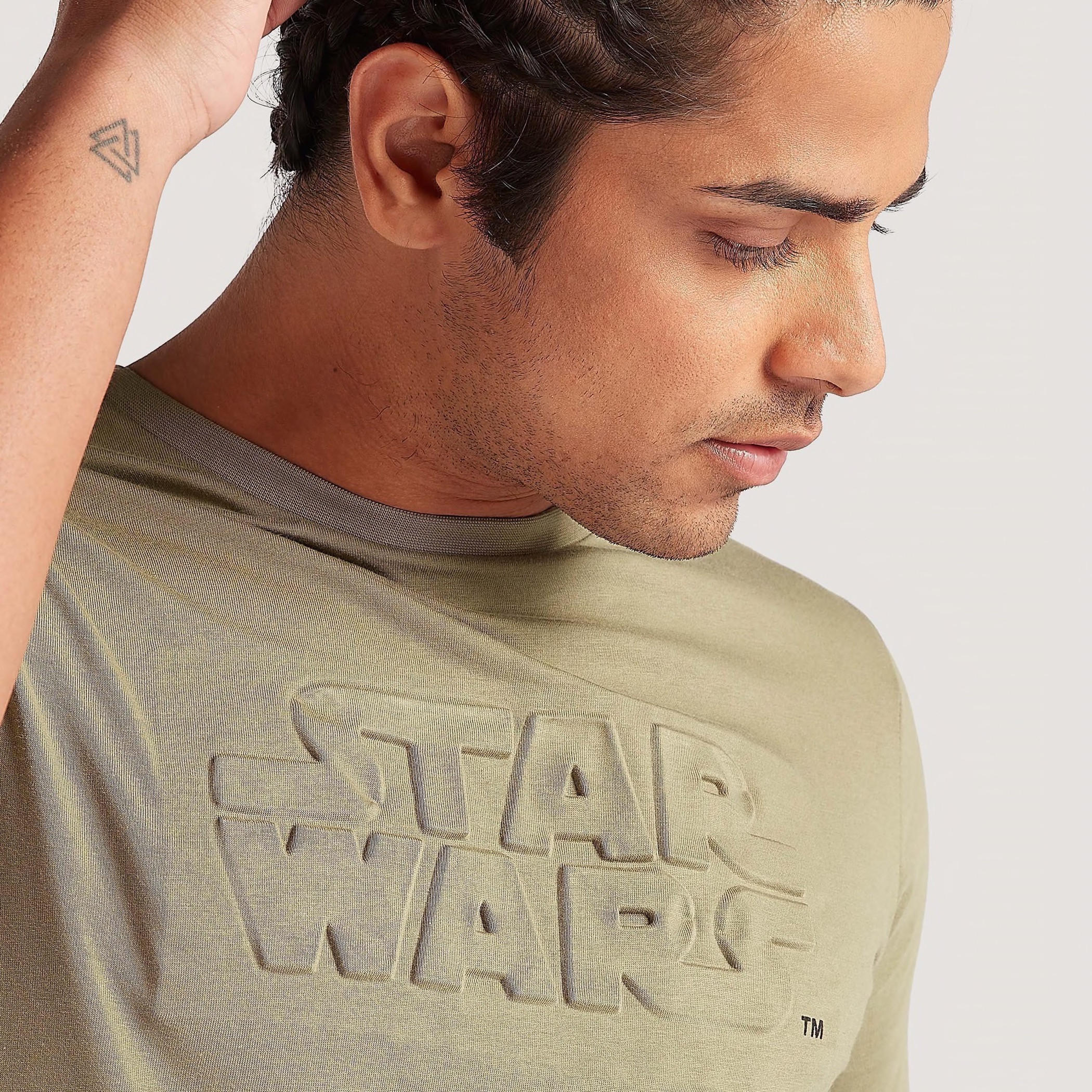 تيشيرت بياقة ضيّقة وأكمام قصيرة ونقوش ستار وورز-men-clothing-tshirtsandpolos-tshirts-image-5
