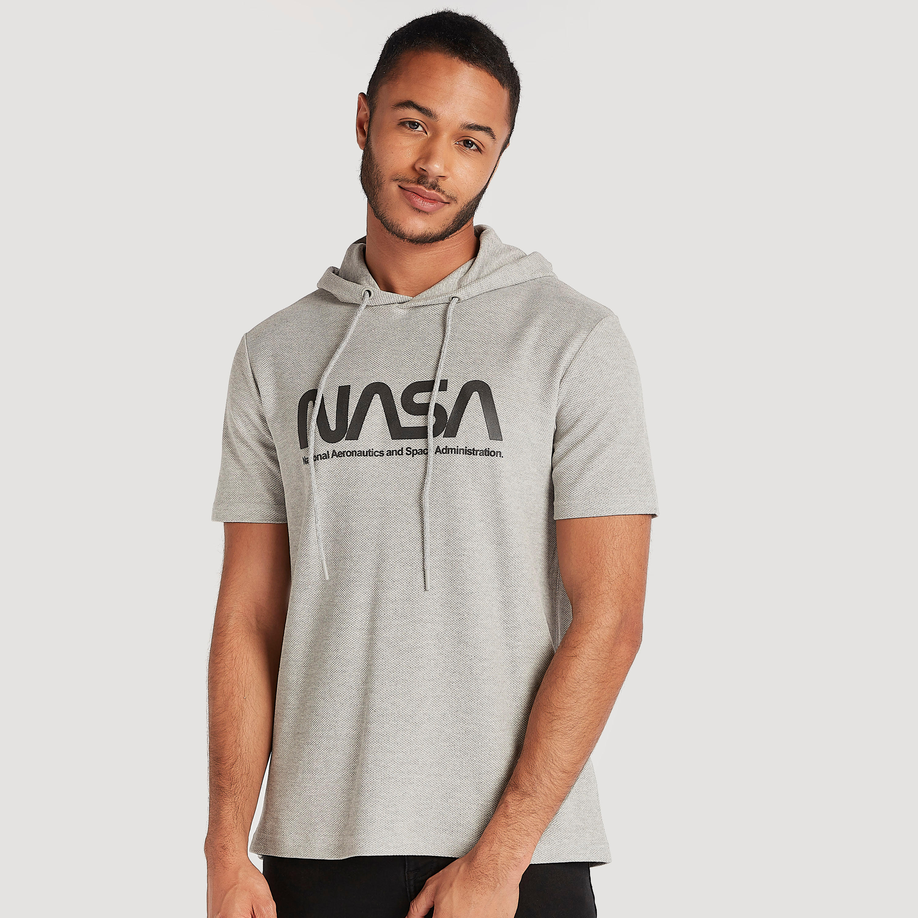 تيشيرت بقبّعة وأكمام قصيرة وطبعات-men-clothing-tshirtsandpolos-tshirts-image-1
