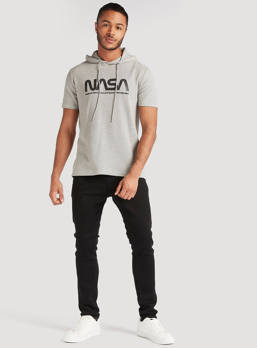 تيشيرت بقبّعة وأكمام قصيرة وطبعات-men-clothing-tshirtsandpolos-tshirts-image-2