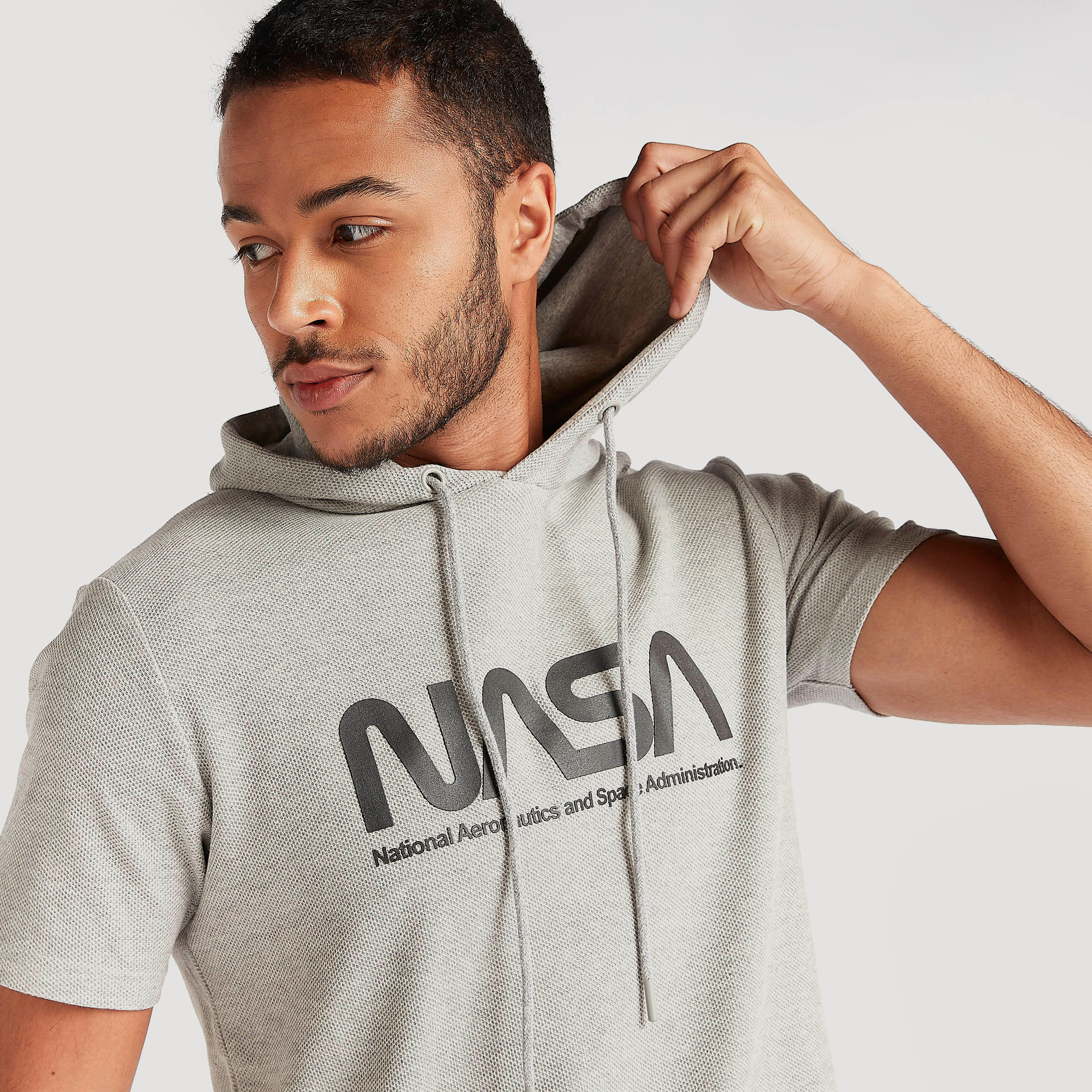 تيشيرت بقبّعة وأكمام قصيرة وطبعات-men-clothing-tshirtsandpolos-tshirts-image-3