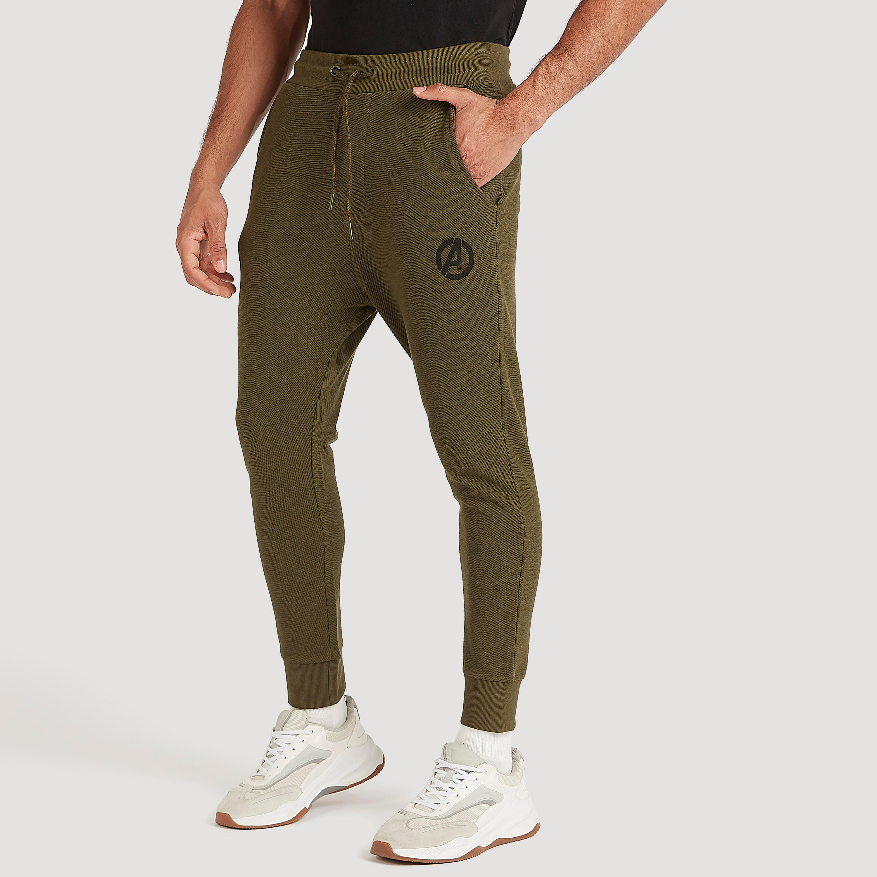 بنطلون رياضي بطبعات شعار آفنجرز وخصر متوسّط الارتفاع-men-clothing-bottoms-joggers-image-1