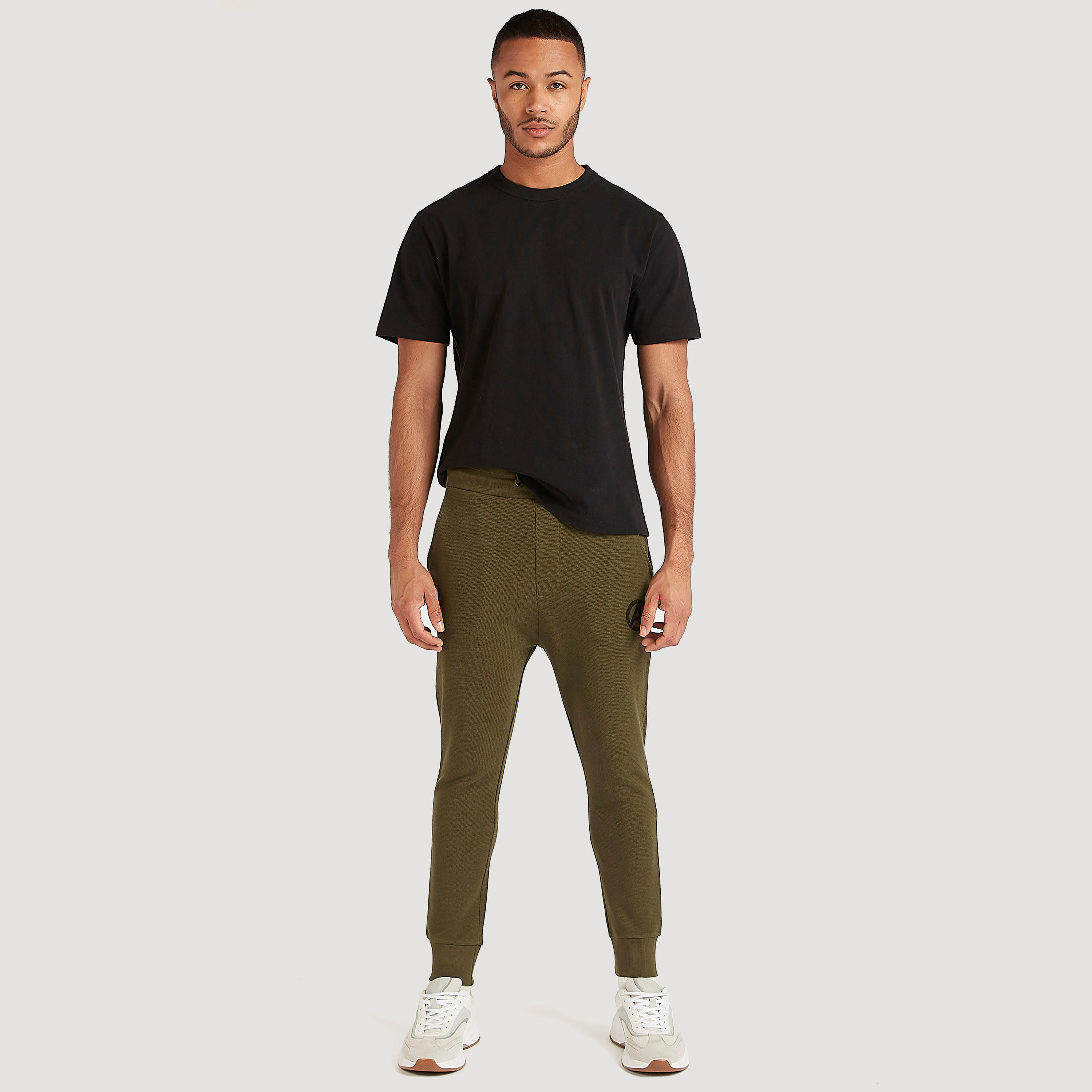 بنطلون رياضي بطبعات شعار آفنجرز وخصر متوسّط الارتفاع-men-clothing-bottoms-joggers-image-2