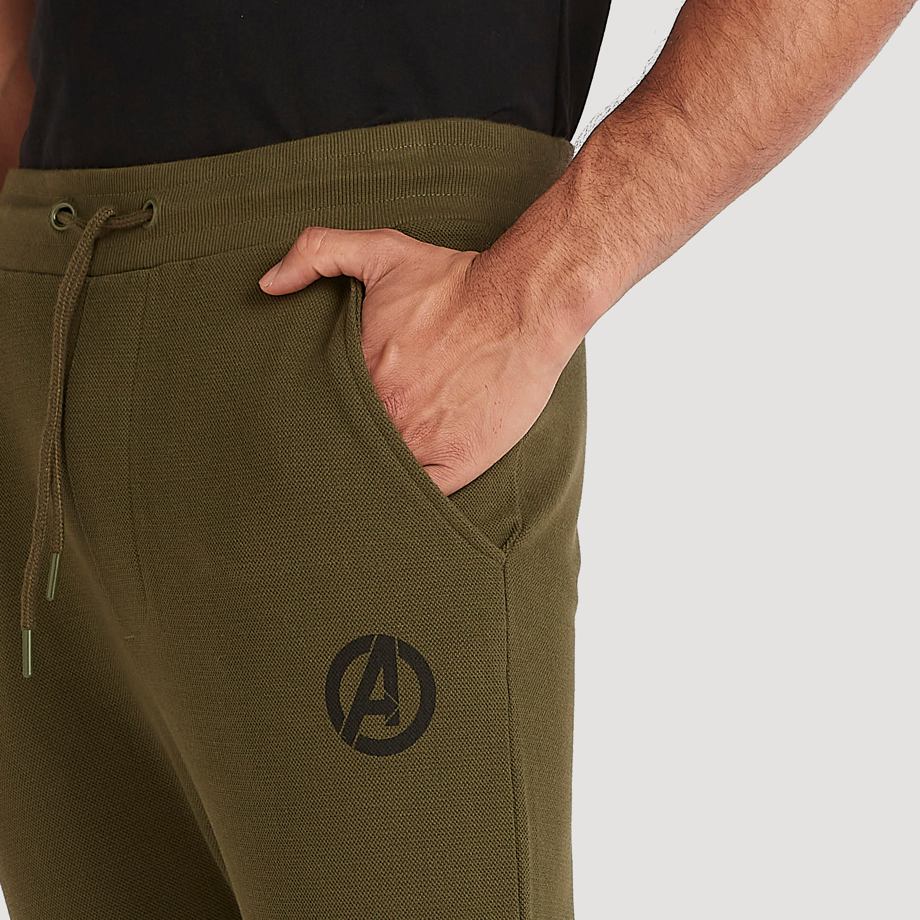 بنطلون رياضي بطبعات شعار آفنجرز وخصر متوسّط الارتفاع-men-clothing-bottoms-joggers-image-3