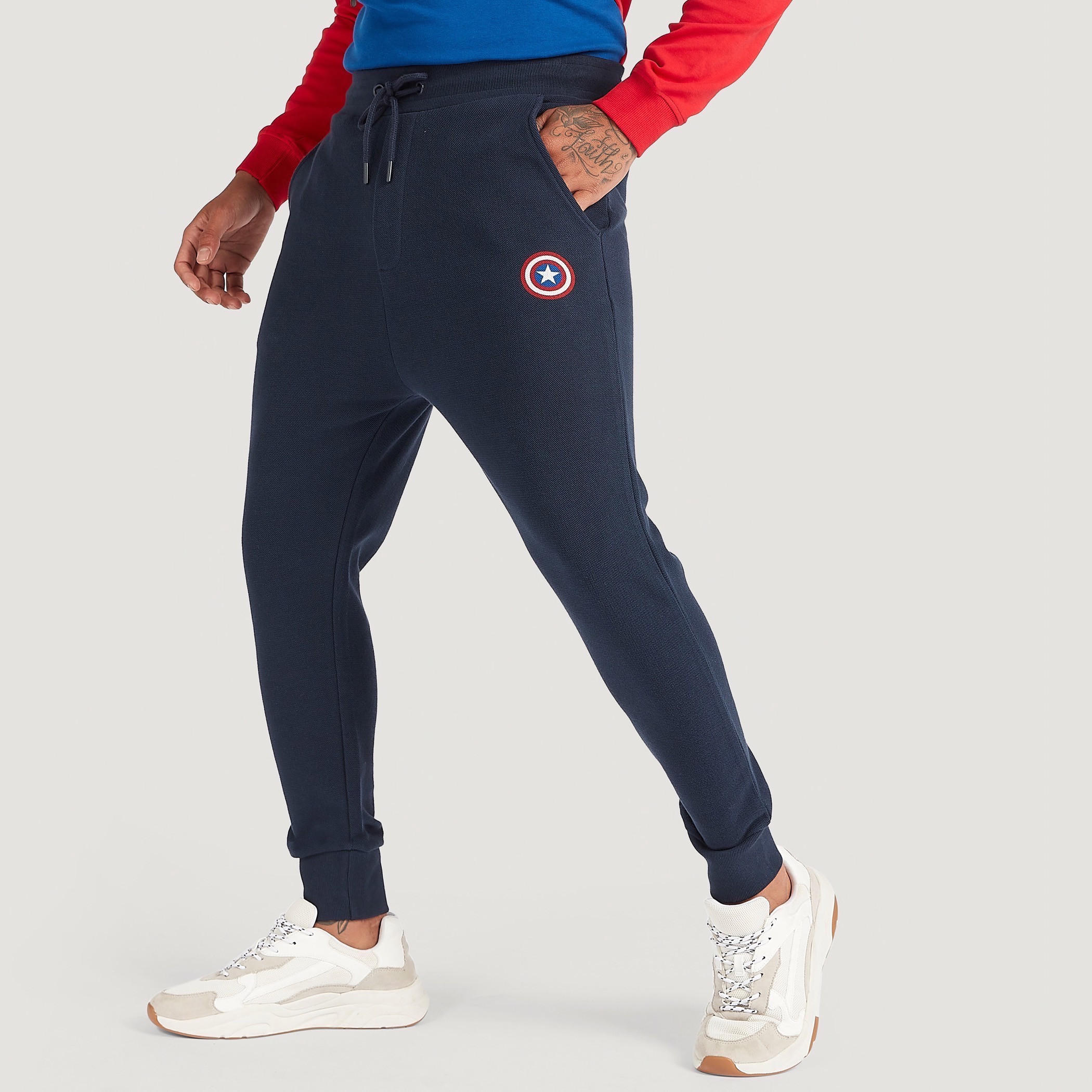 بنطلون رياضي بطبعات مارفل وخصر متوسّط الارتفاع ورباط إغلاق-men-clothing-bottoms-joggers-image-1