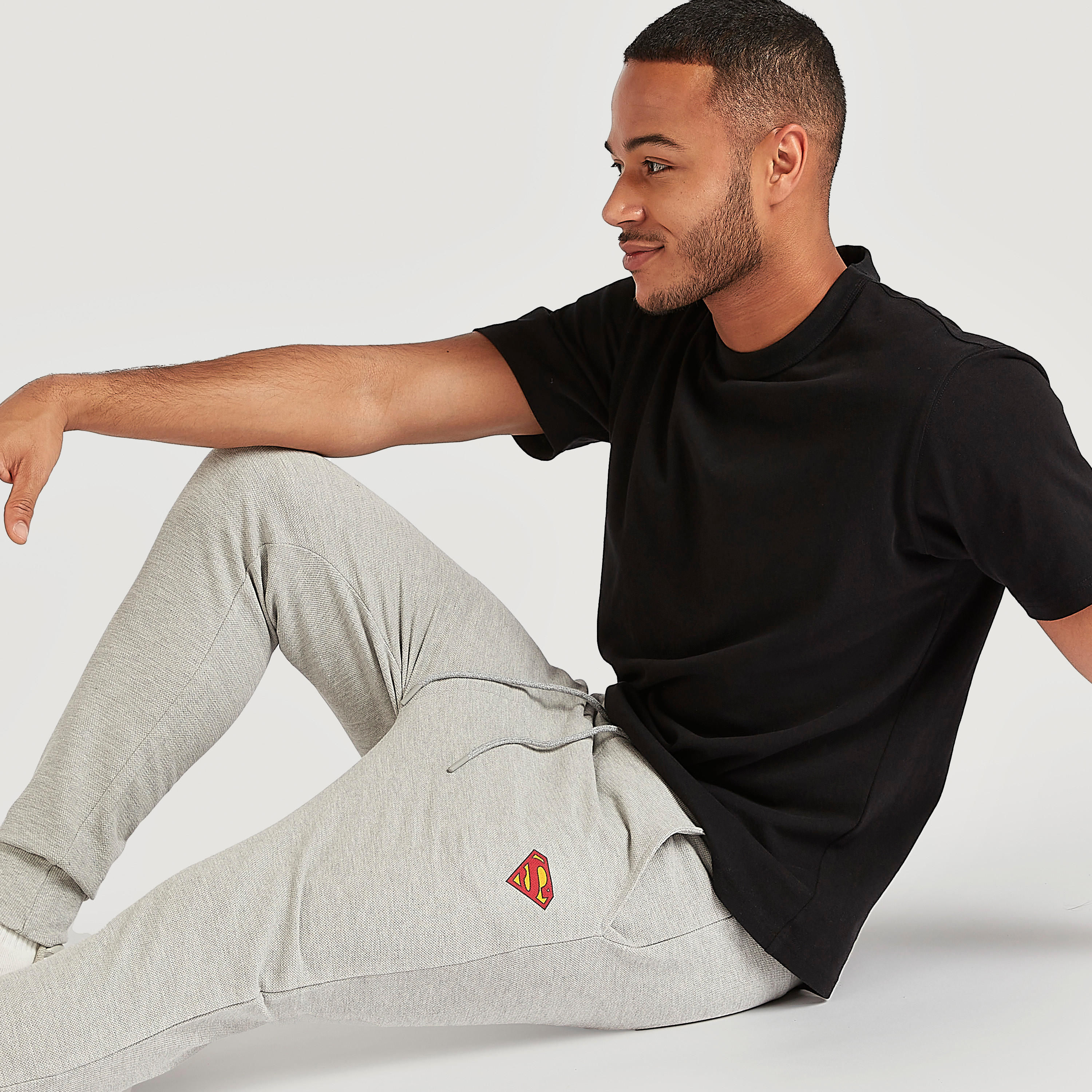 بنطلون رياضي بطبعات شعار سوبرمان-men-clothing-bottoms-joggers-image-4