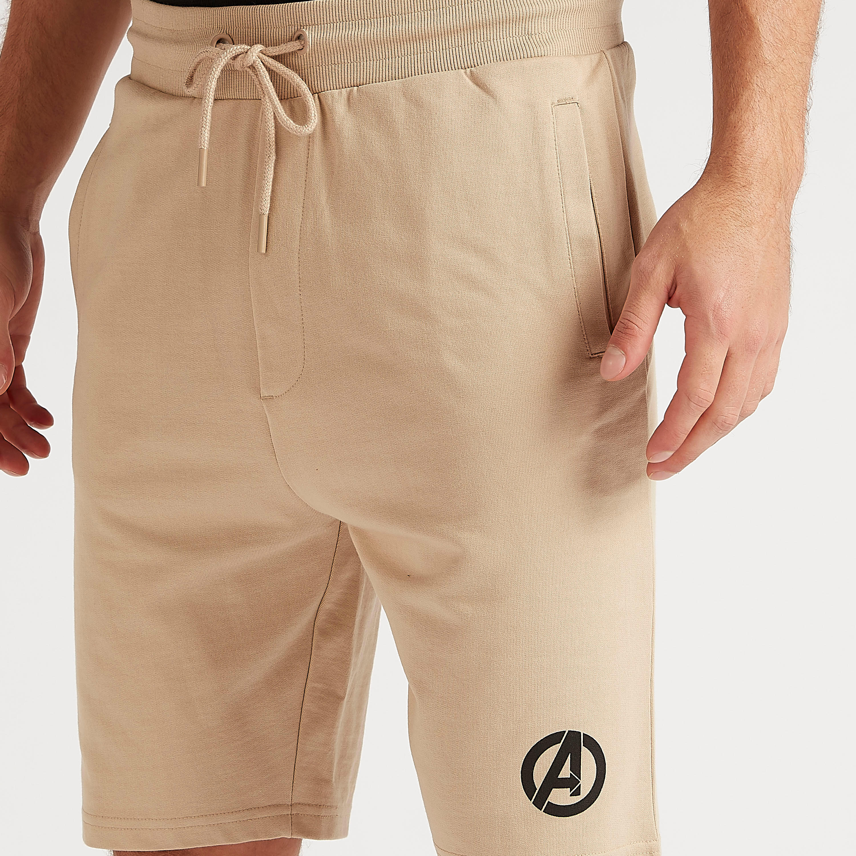 شورت بخصر متوسّط الارتفاع ورباط إغلاق وطبعات-men-clothing-bottoms-shorts-image-2