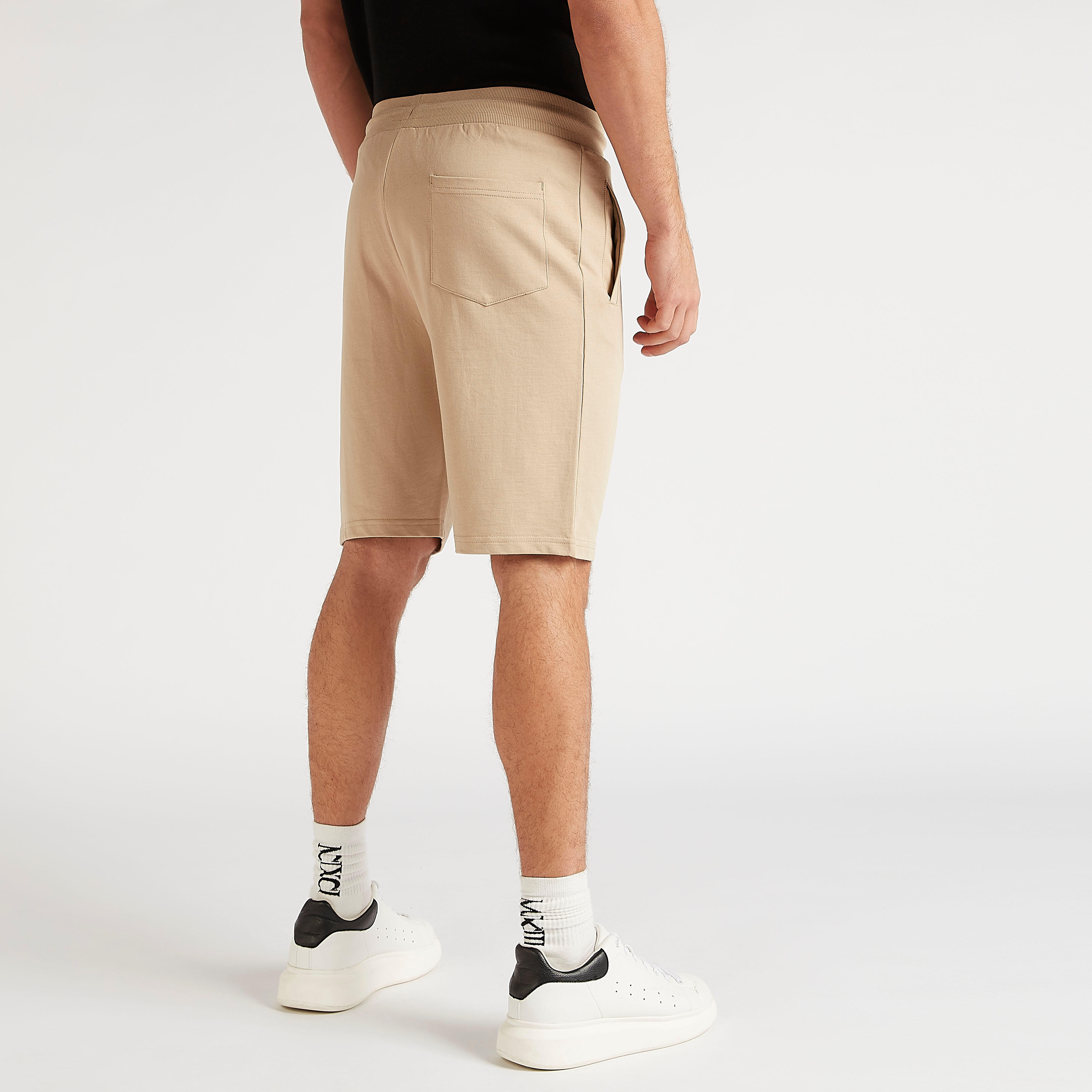شورت بخصر متوسّط الارتفاع ورباط إغلاق وطبعات-men-clothing-bottoms-shorts-image-1