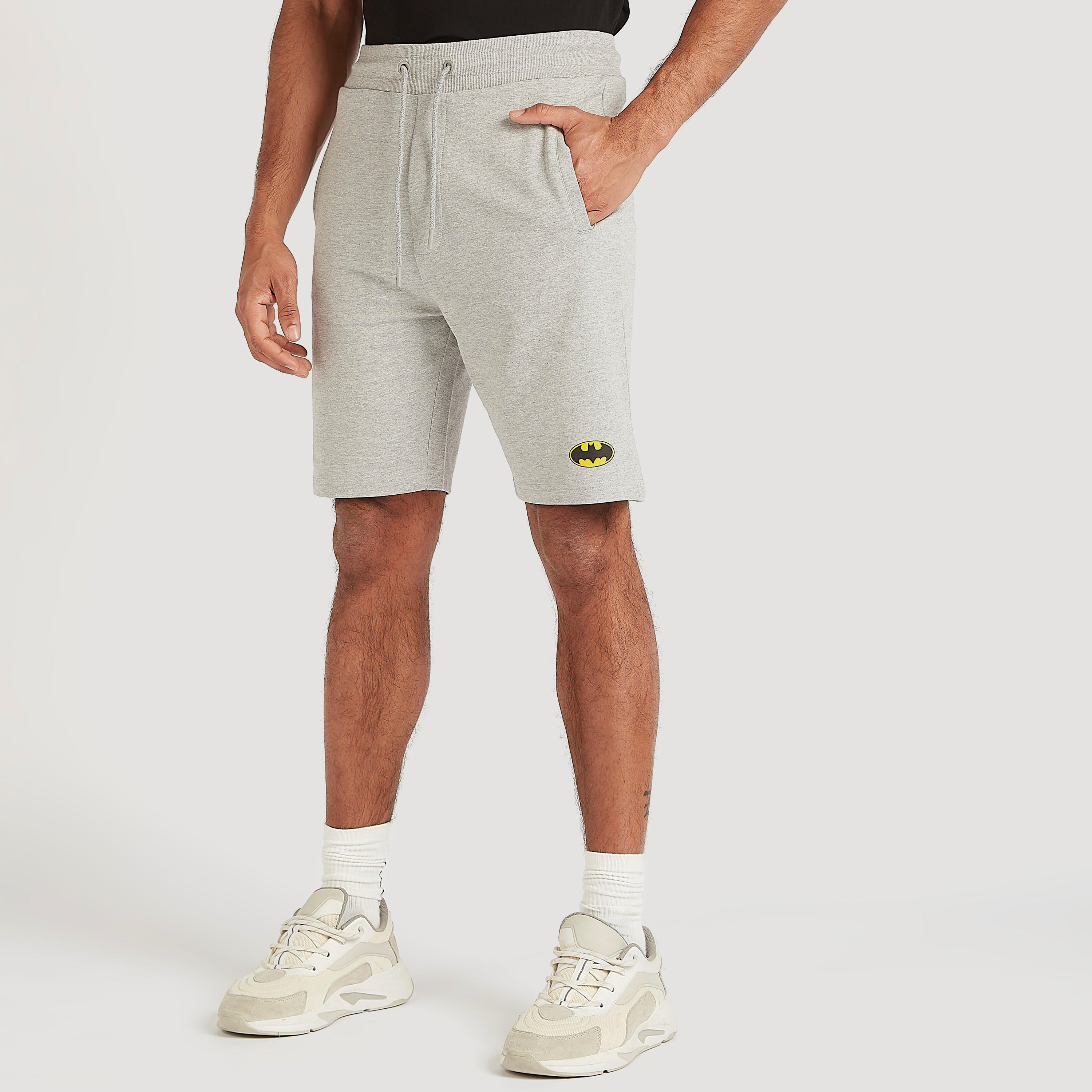 شورت بخصر متوسّط الارتفاع وطبعات شعار باتمان-men-clothing-bottoms-shorts-image-1