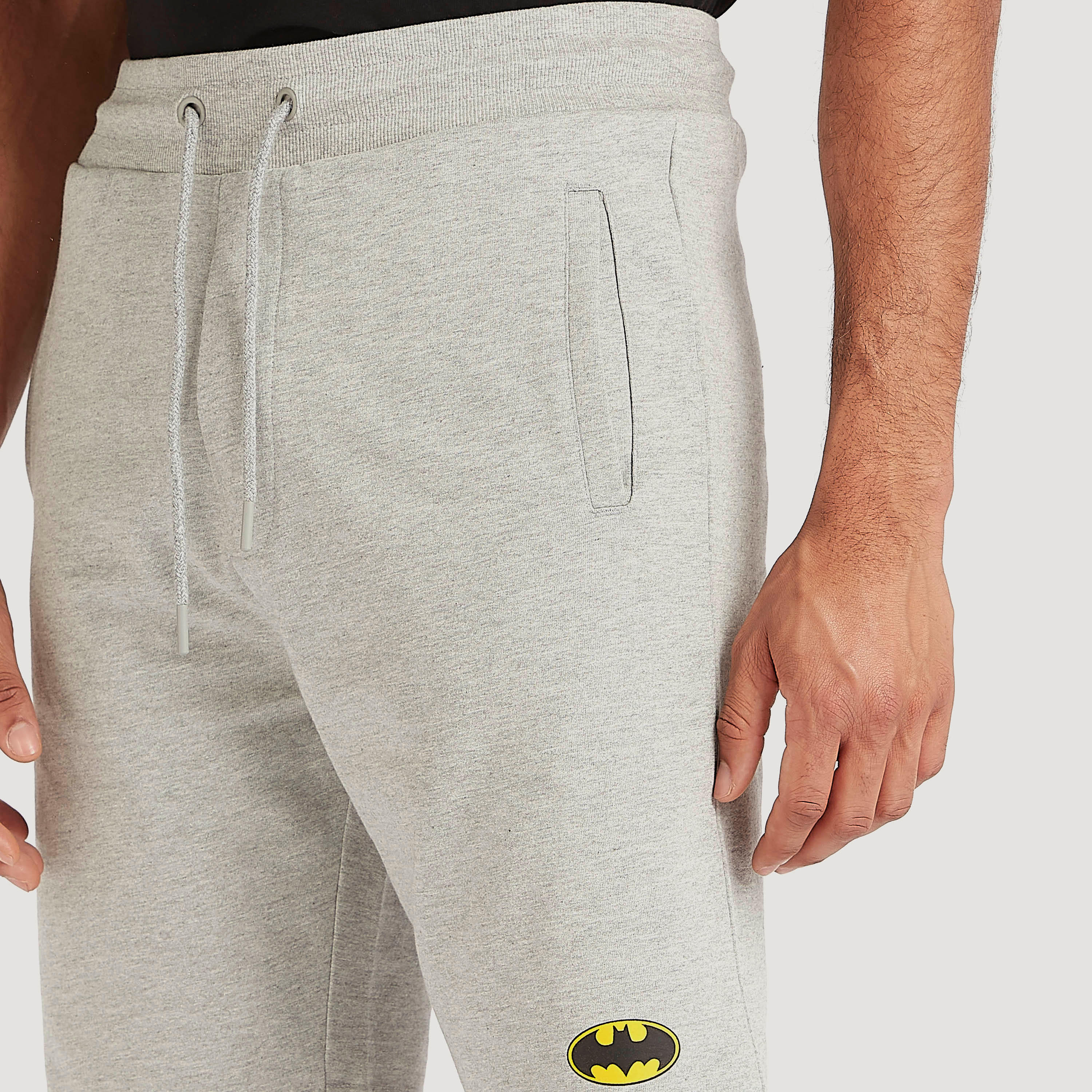 شورت بخصر متوسّط الارتفاع وطبعات شعار باتمان-men-clothing-bottoms-shorts-image-3