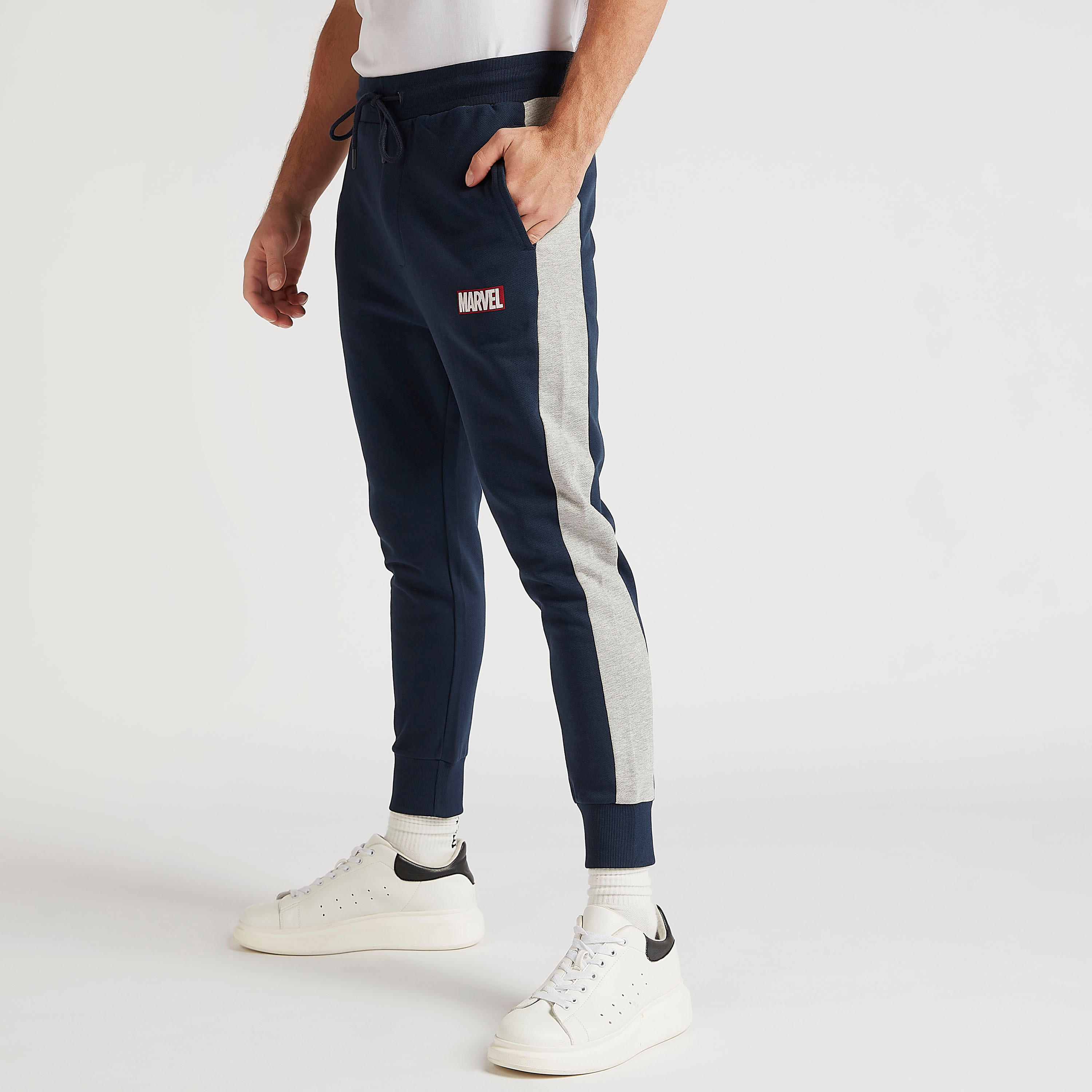 بنطلون رياضي بطبعات مارفل وخصر متوسّط الارتفاع ورباط إغلاق-men-clothing-bottoms-joggers-image-5