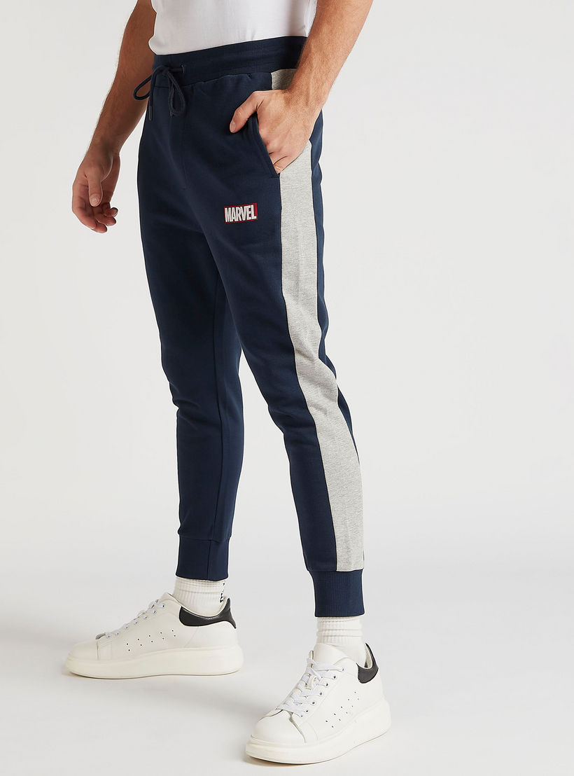 بنطلون رياضي بطبعات مارفل وخصر متوسّط الارتفاع ورباط إغلاق-men-clothing-bottoms-joggers-image-5