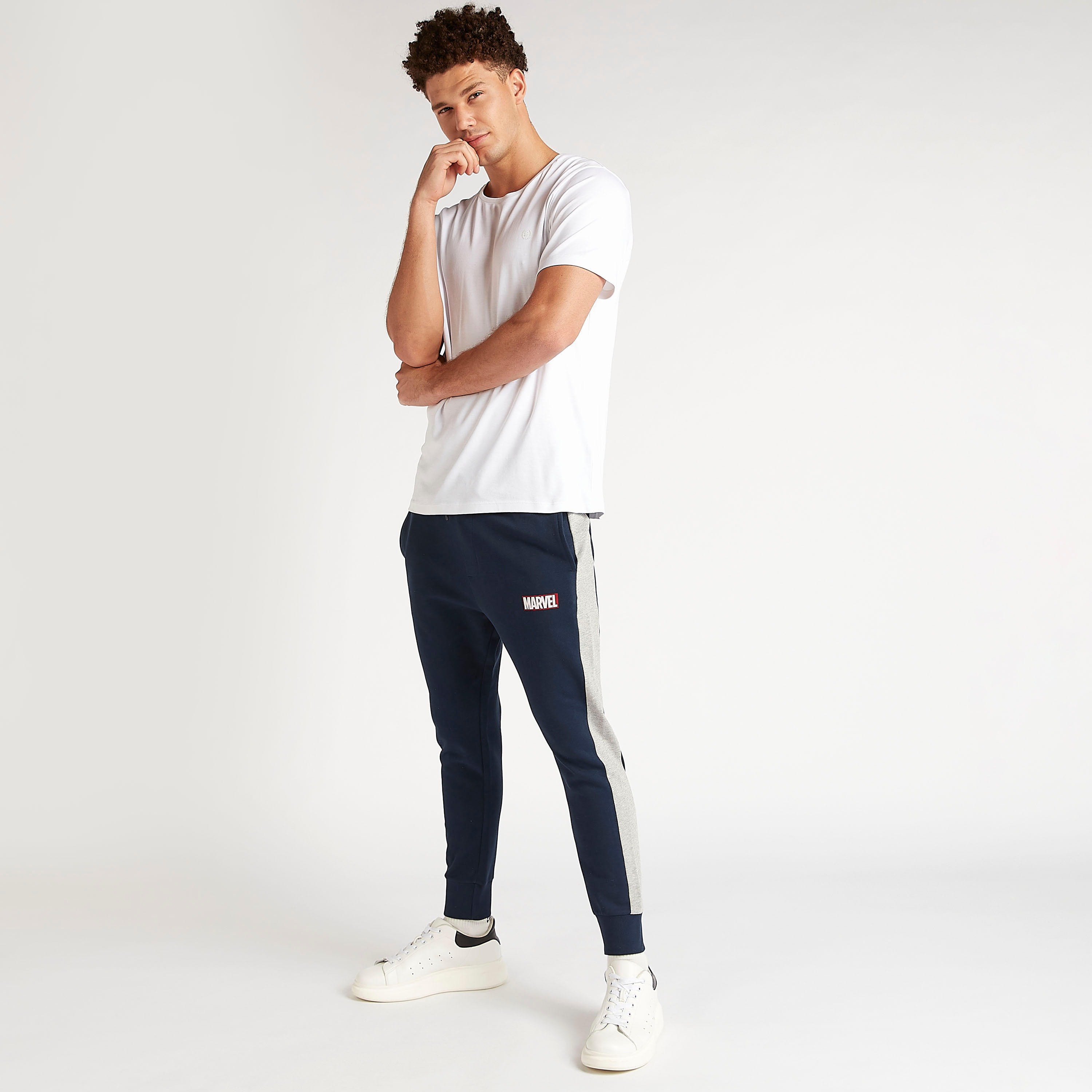 بنطلون رياضي بطبعات مارفل وخصر متوسّط الارتفاع ورباط إغلاق-men-clothing-bottoms-joggers-image-4