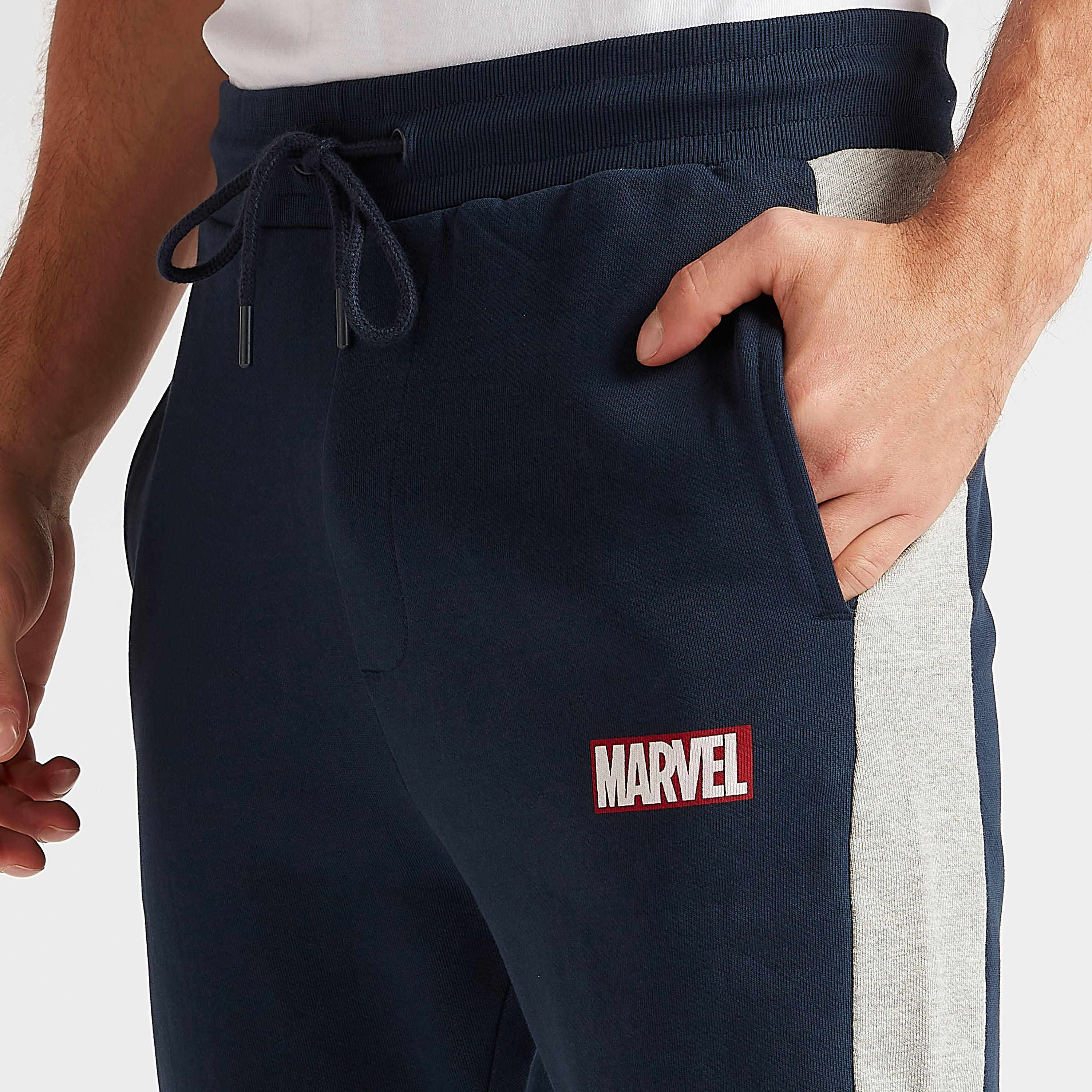 بنطلون رياضي بطبعات مارفل وخصر متوسّط الارتفاع ورباط إغلاق-men-clothing-bottoms-joggers-image-3