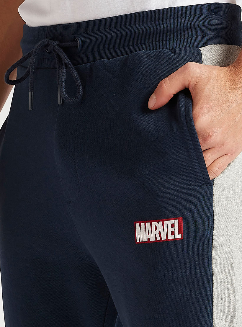 بنطلون رياضي بطبعات مارفل وخصر متوسّط الارتفاع ورباط إغلاق-men-clothing-bottoms-joggers-image-3
