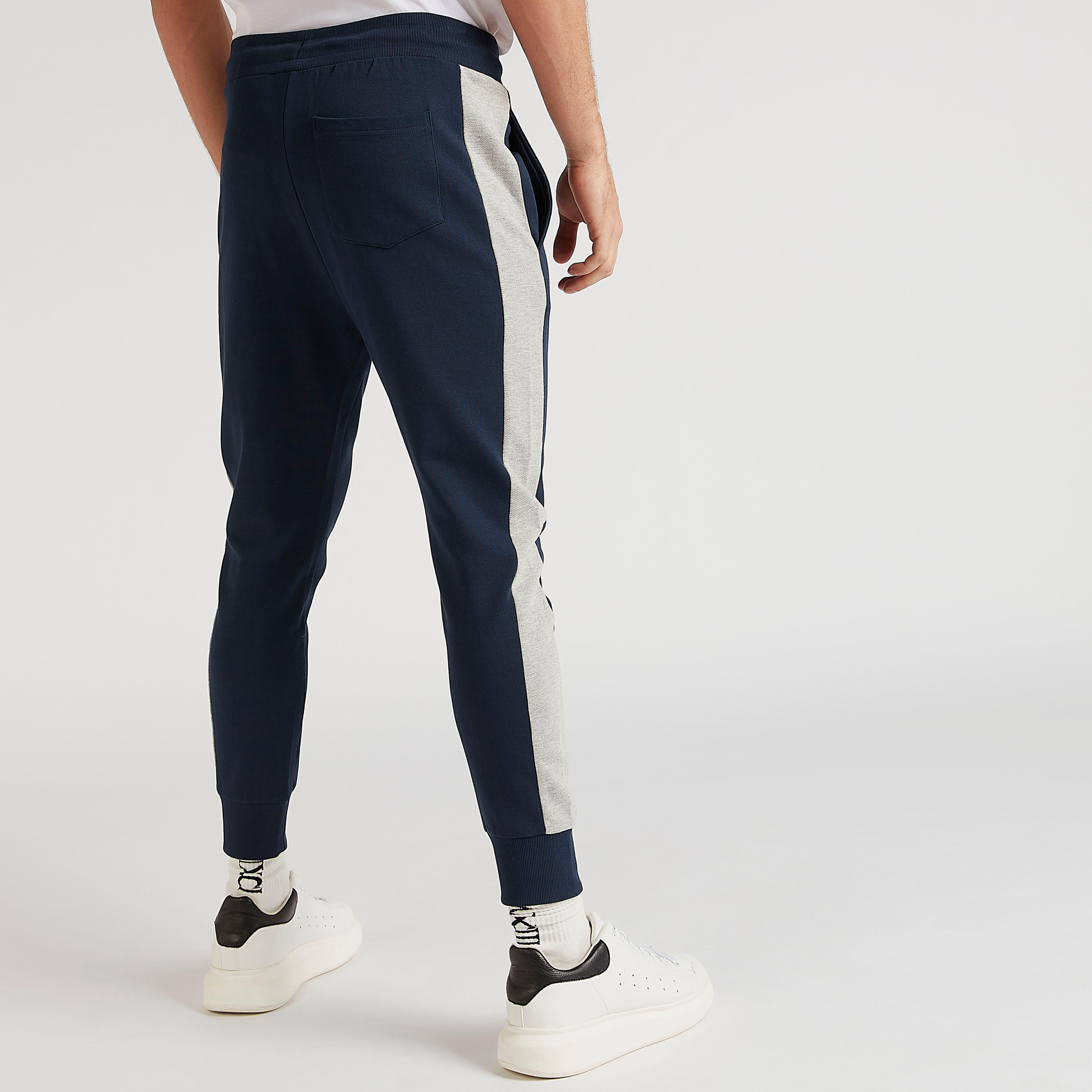بنطلون رياضي بطبعات مارفل وخصر متوسّط الارتفاع ورباط إغلاق-men-clothing-bottoms-joggers-image-2