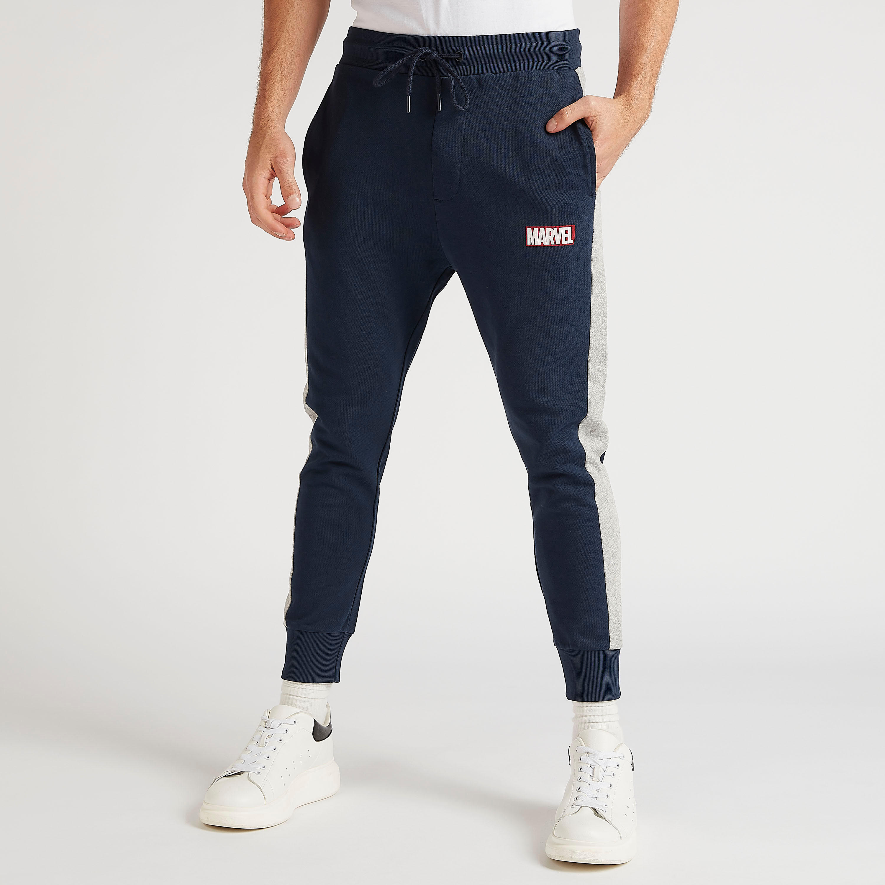 بنطلون رياضي بطبعات مارفل وخصر متوسّط الارتفاع ورباط إغلاق-men-clothing-bottoms-joggers-image-1